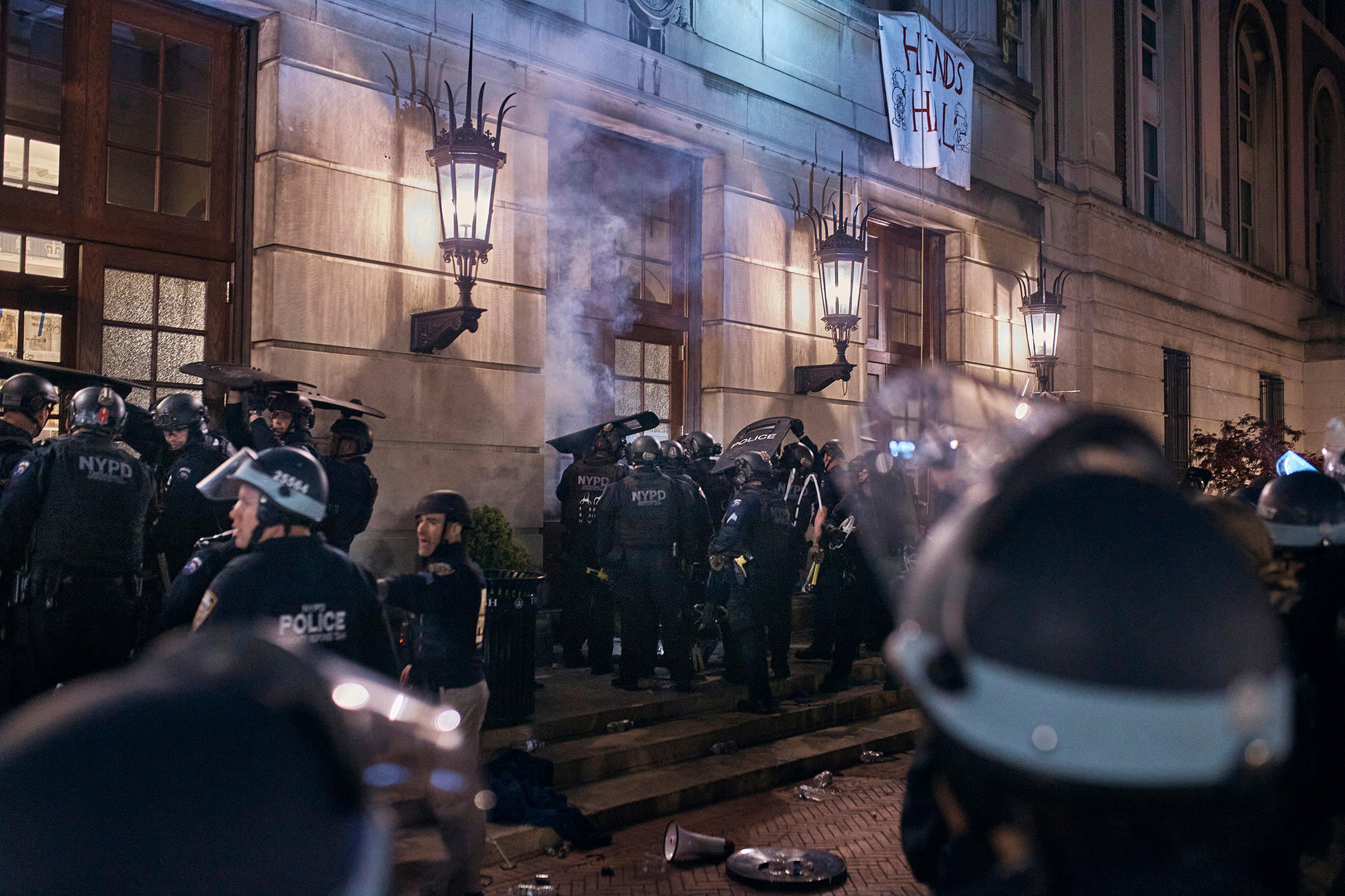 Police break in to Hamilton Hall on April 30, 2024.