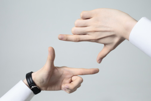 man-making-finger-frames