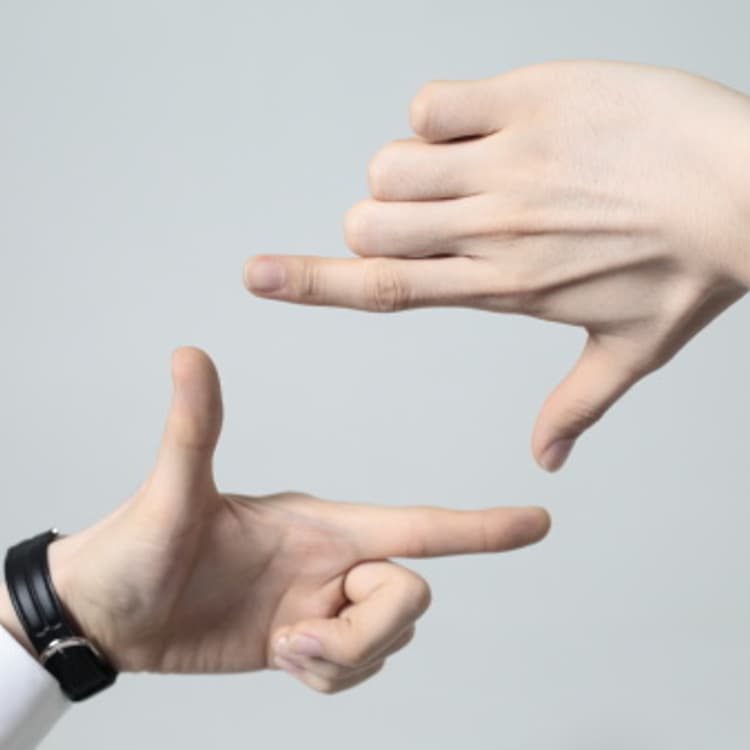 man-making-finger-frames