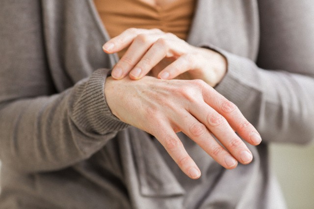hand-skin-scratch