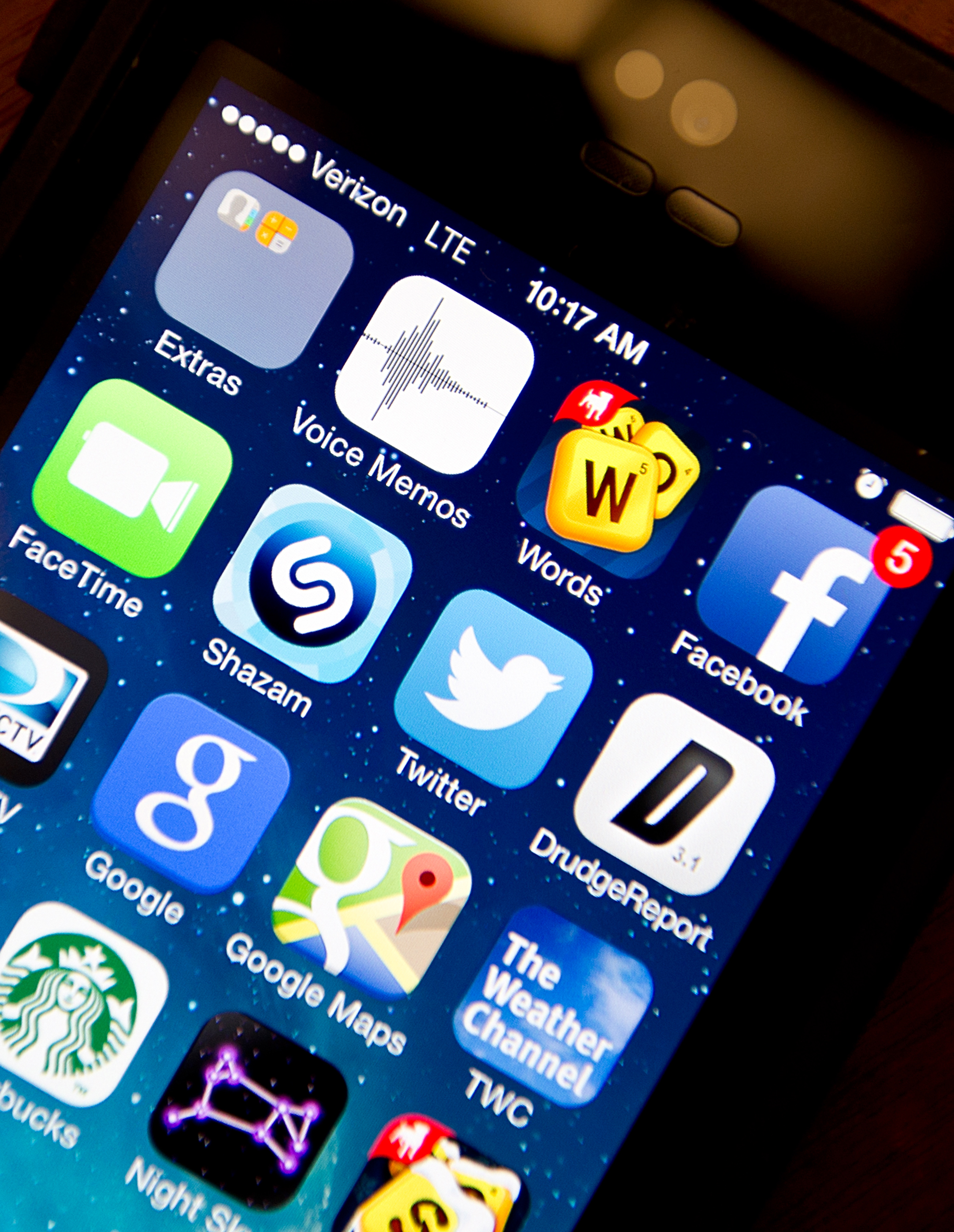 Apps are seen on Apple iPhone 5s January 22, 2014 in Washington, DC. AFP PHOTO/Karen BLEIER (Photo credit should read KAREN BLEIER/AFP/Getty Images)