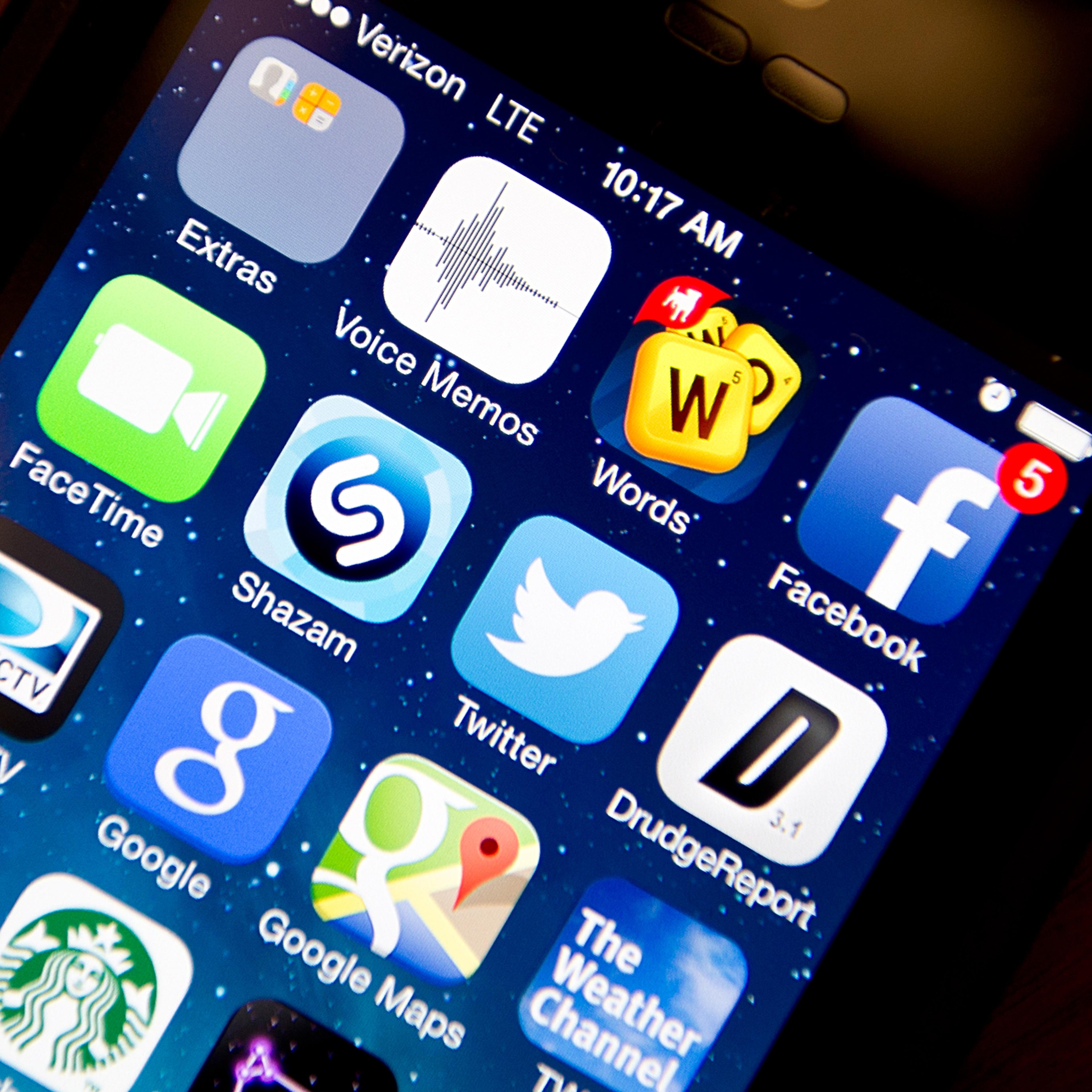 Apps are seen on Apple iPhone 5s January 22, 2014 in Washington, DC. AFP PHOTO/Karen BLEIER (Photo credit should read KAREN BLEIER/AFP/Getty Images)