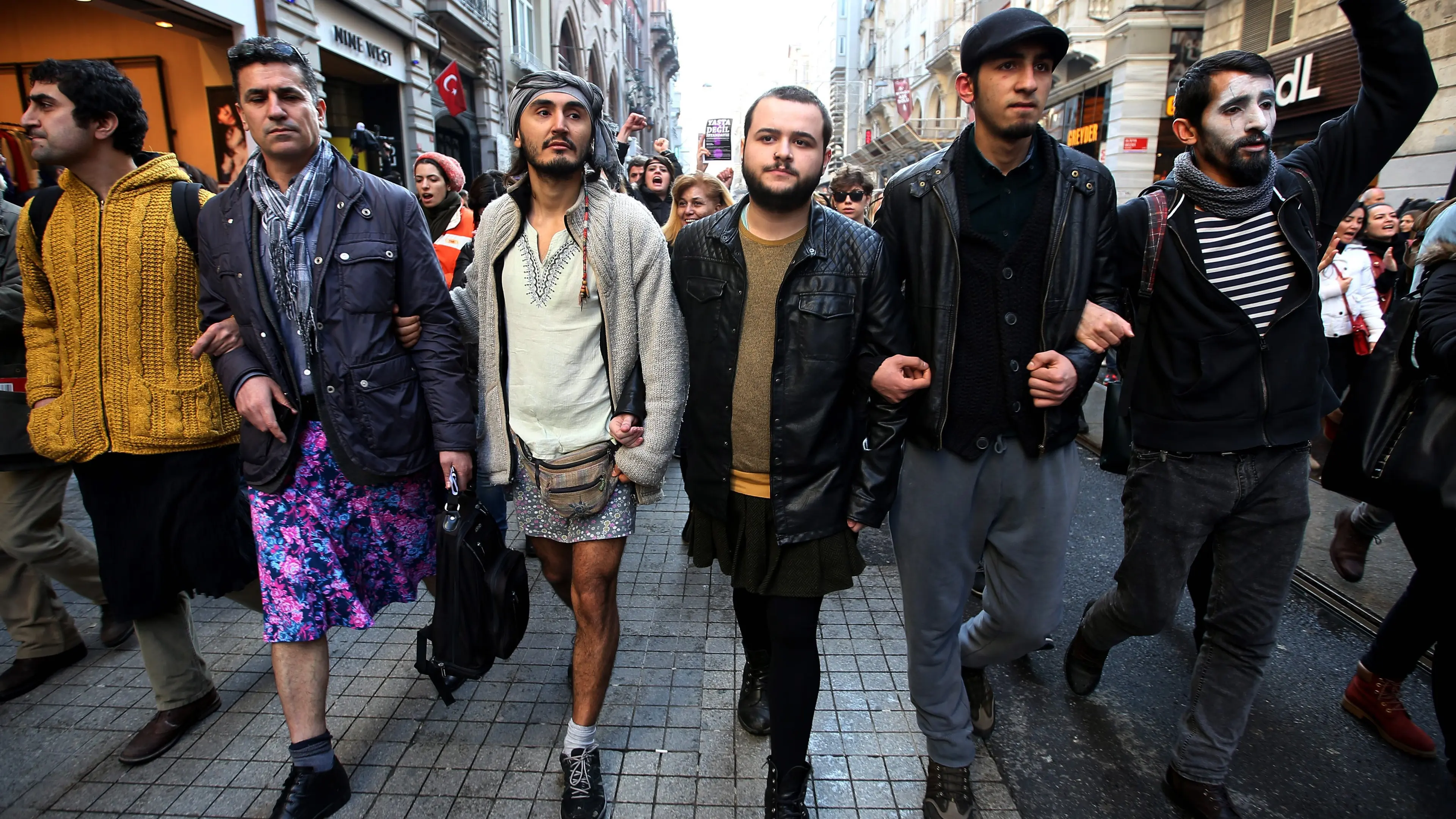 why turkish actress wear short dress Actress Seda Bakan cheers Turkish drama boom in Spain