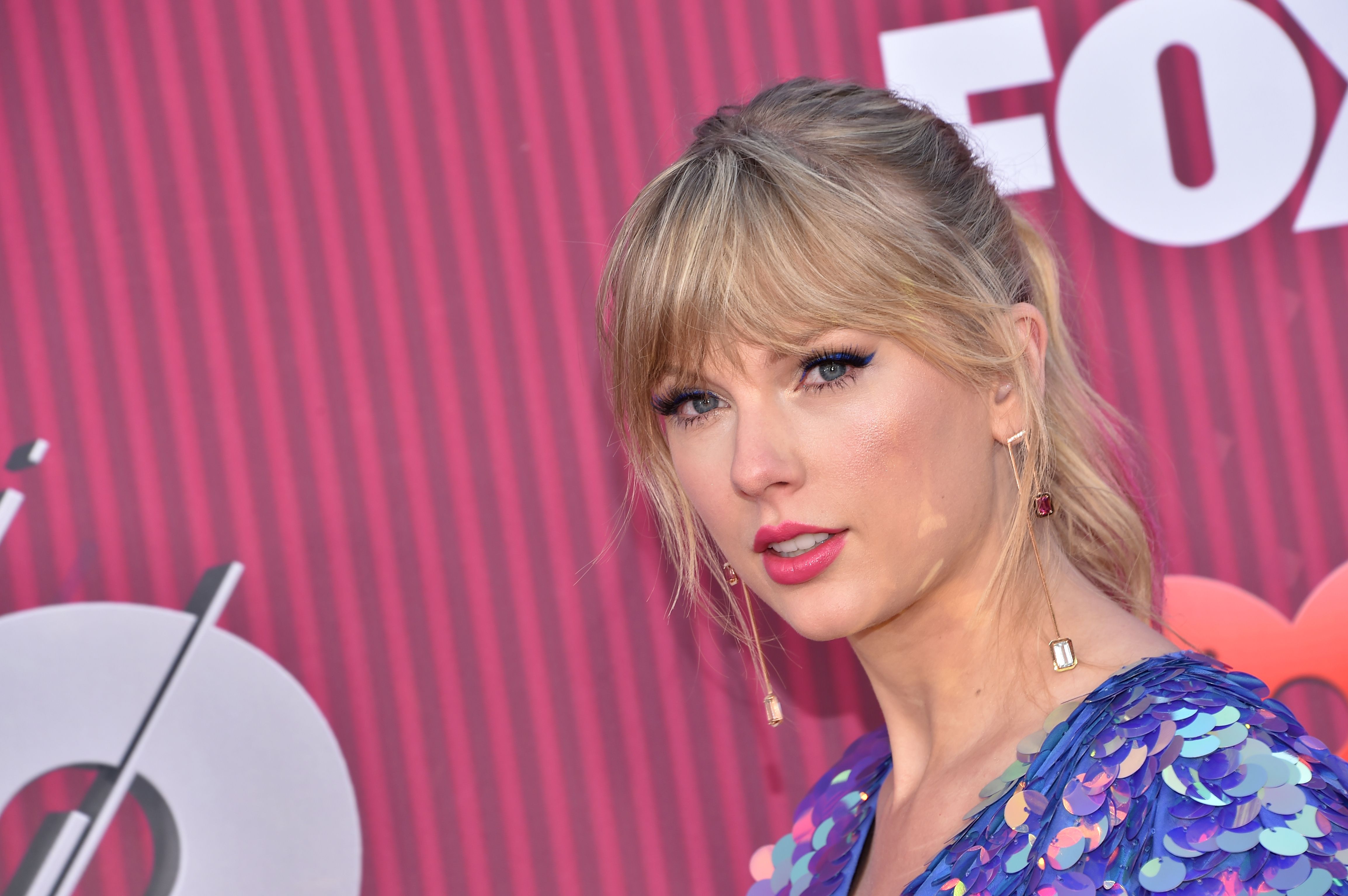 Taylor Swift kisses Katy Perry on the red carpet