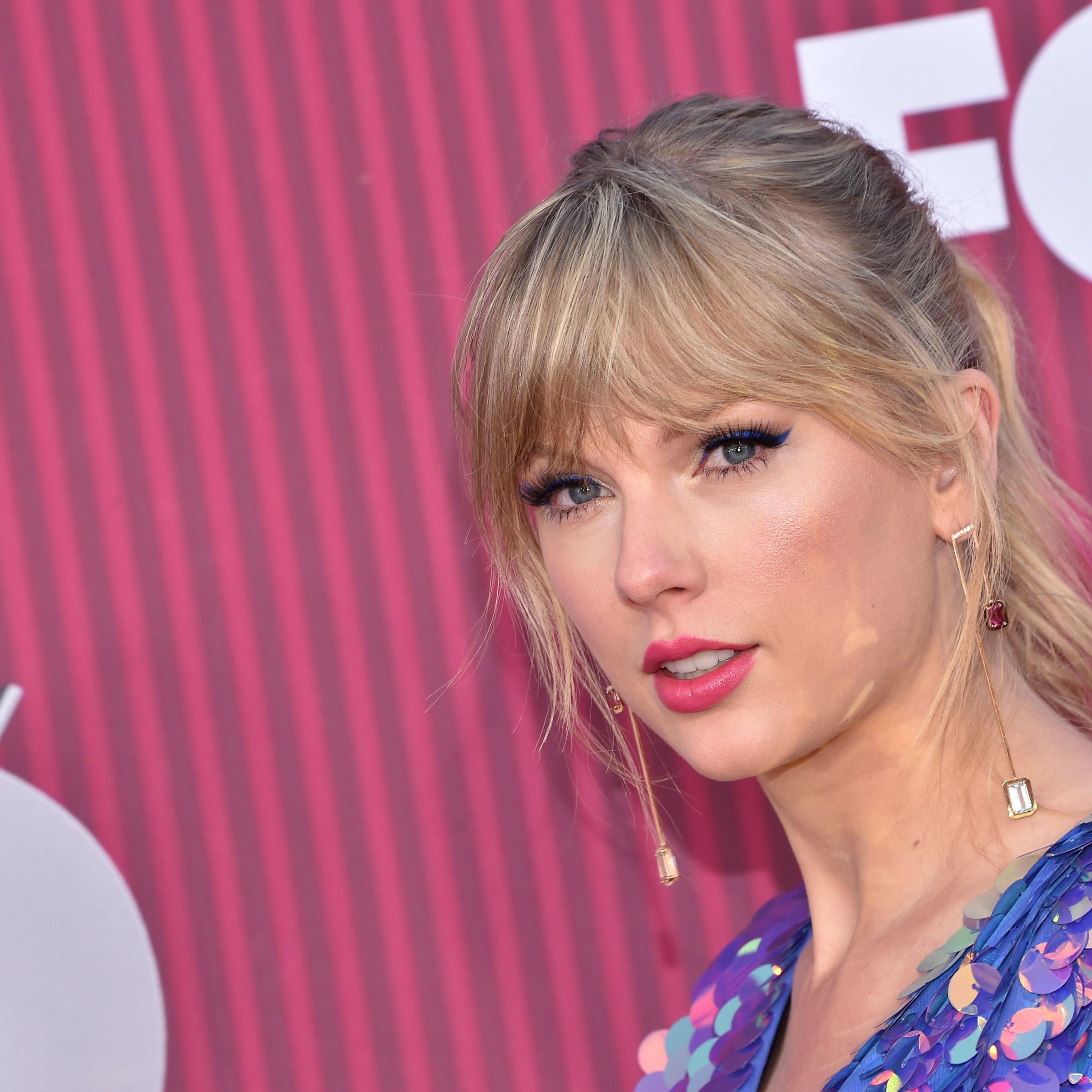 Taylor Swift kisses Katy Perry on the red carpet
