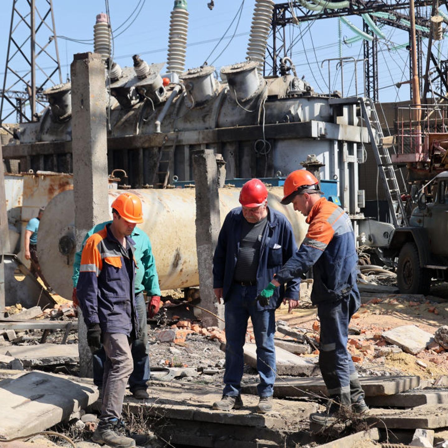 Repairing energy facilities in Kharkiv