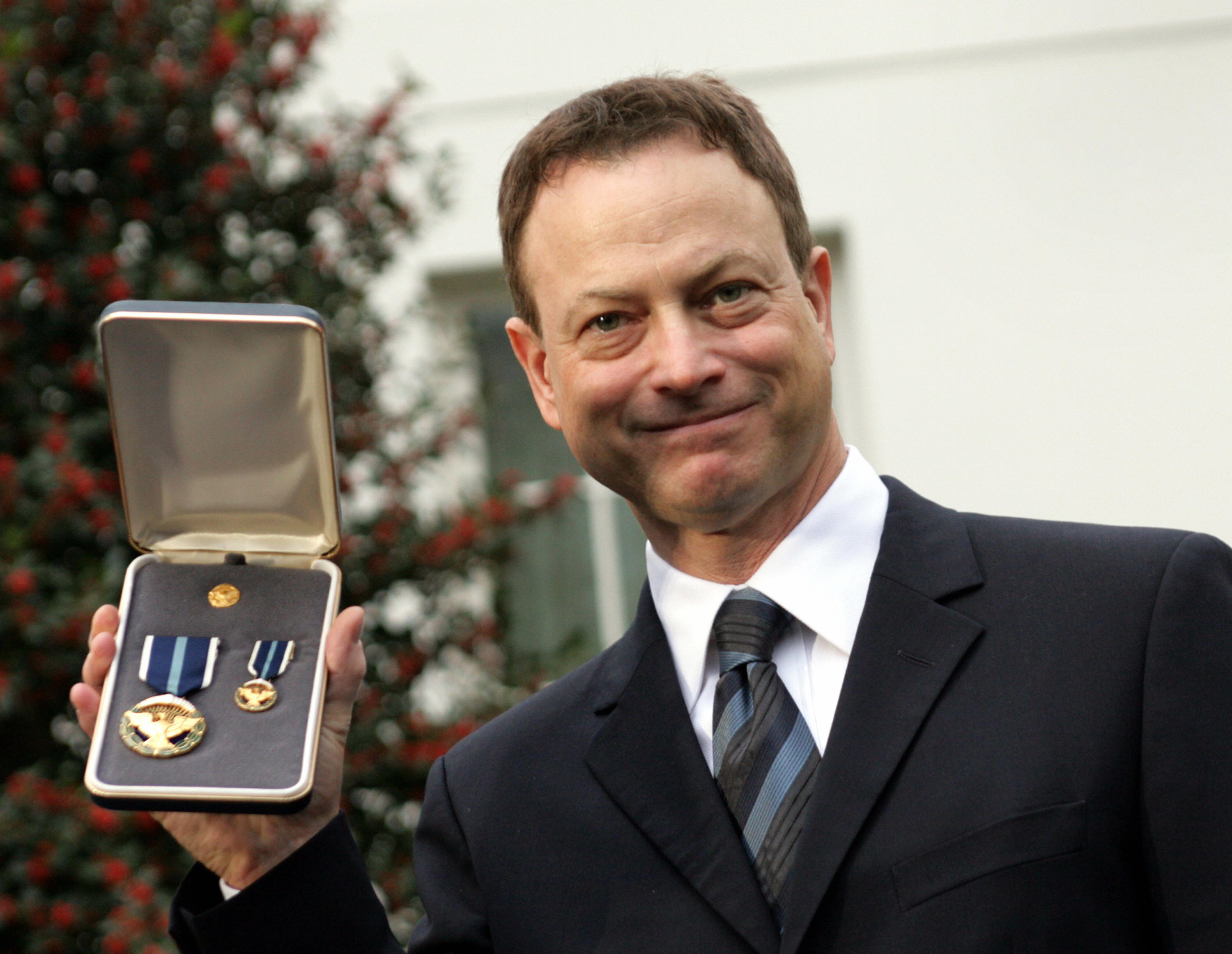 Actor Gary Sinise shows his Presidential Citizens Medal
