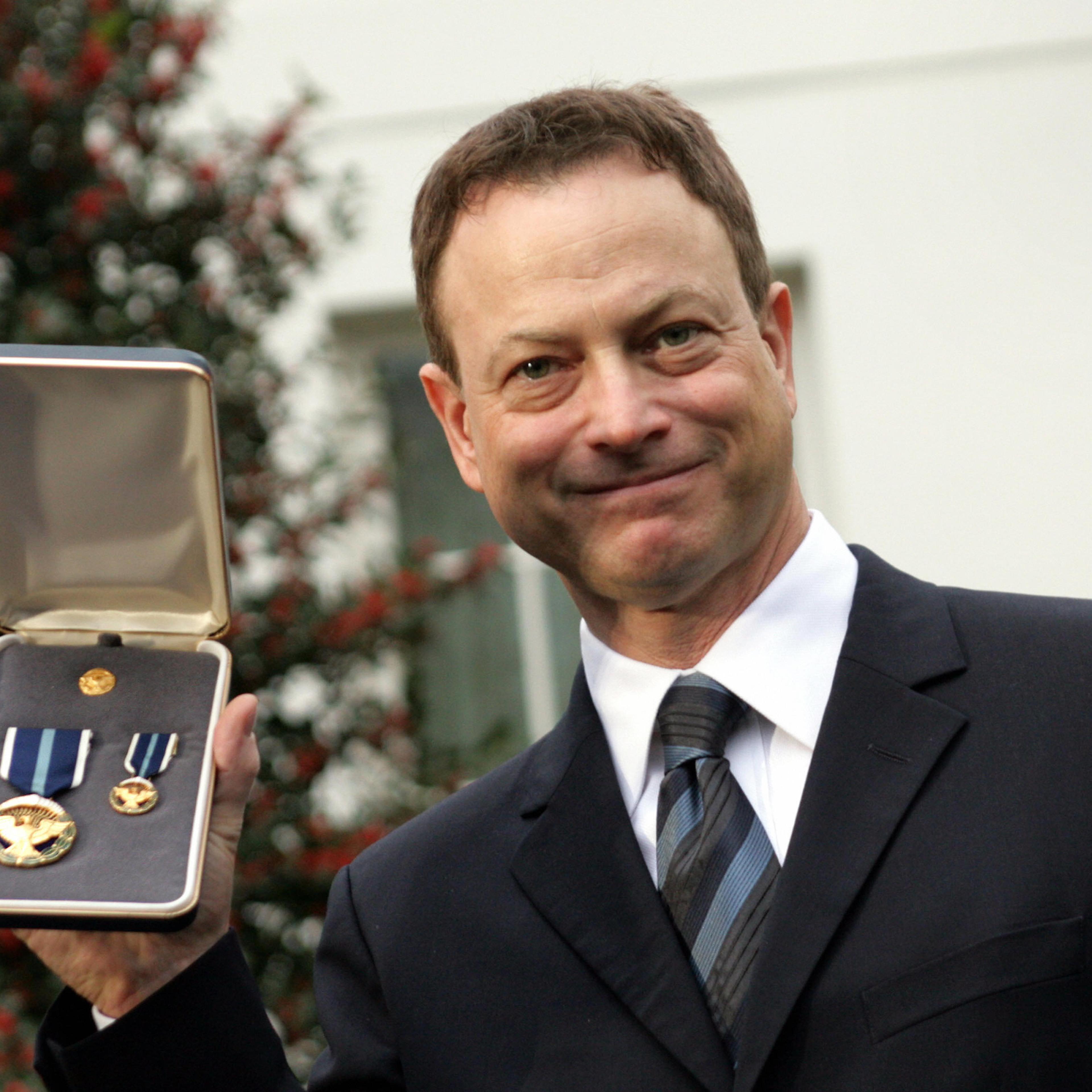 Actor Gary Sinise shows his Presidential Citizens Medal