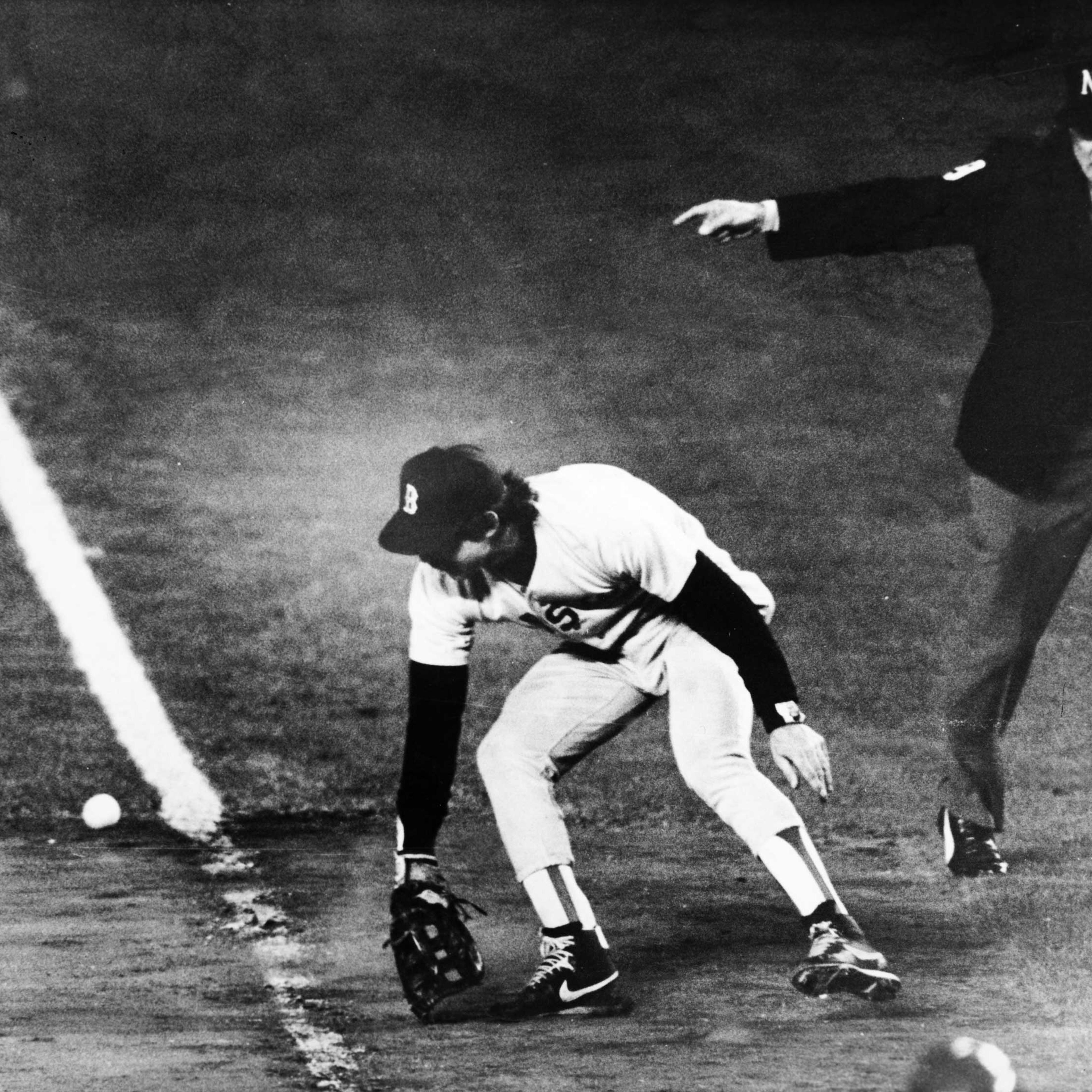 BOSTON - OCTOBER 25: Bill Buckner's error allows winning run to close. (Photo by /The Boston Globe via Getty Images)
