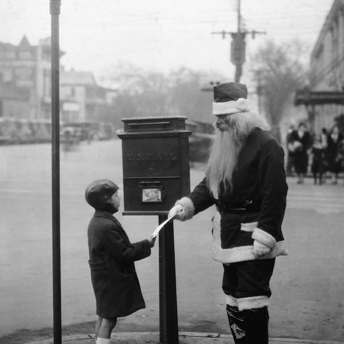 DECEMBER 24TH 1932, SOUTH CAROLINA, CLYDE SNIPES HANDING A LETTER TO SANTA CLAUS