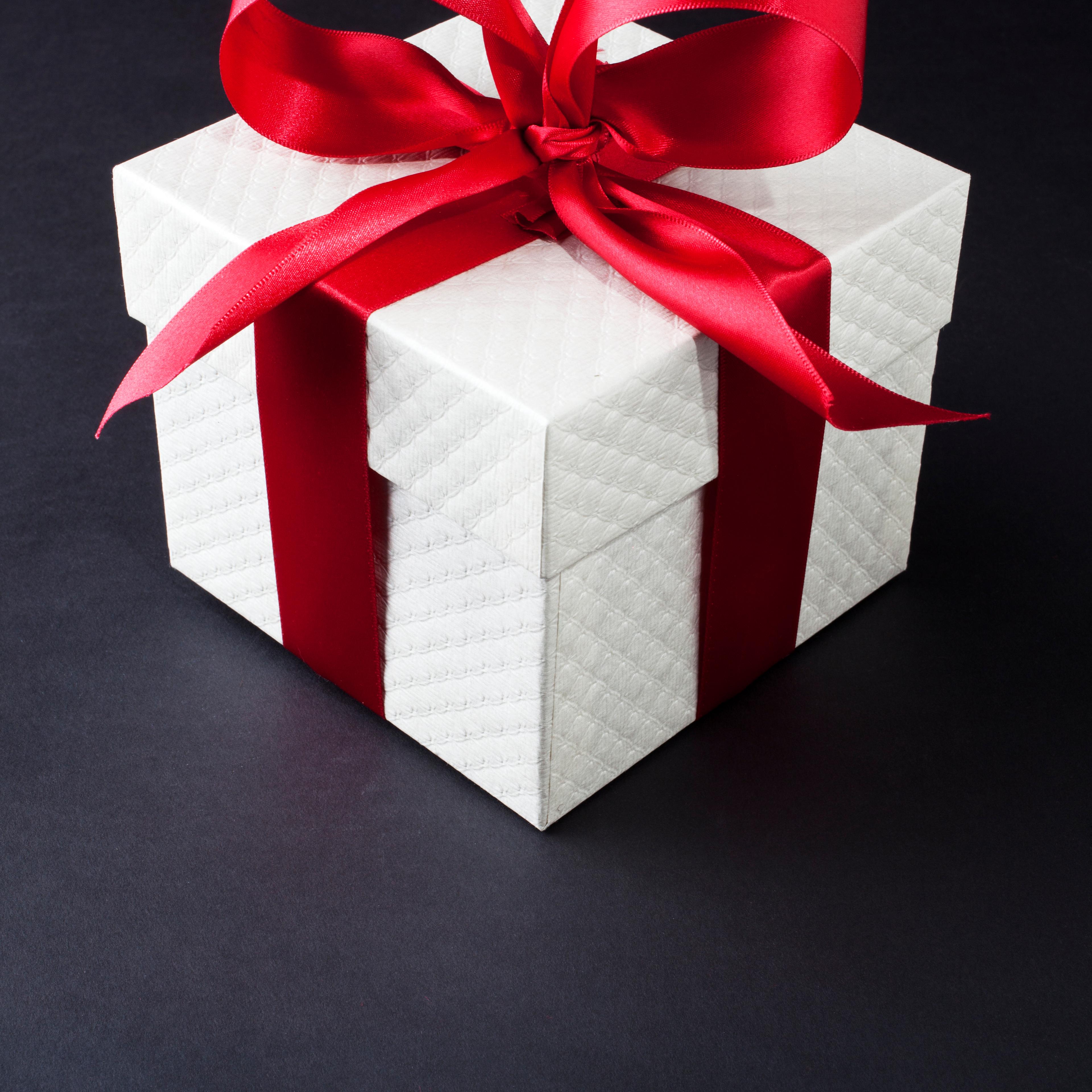 white-gift-box-red-bow