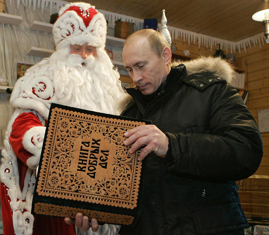Russian President Vladimir Putin (R) vis