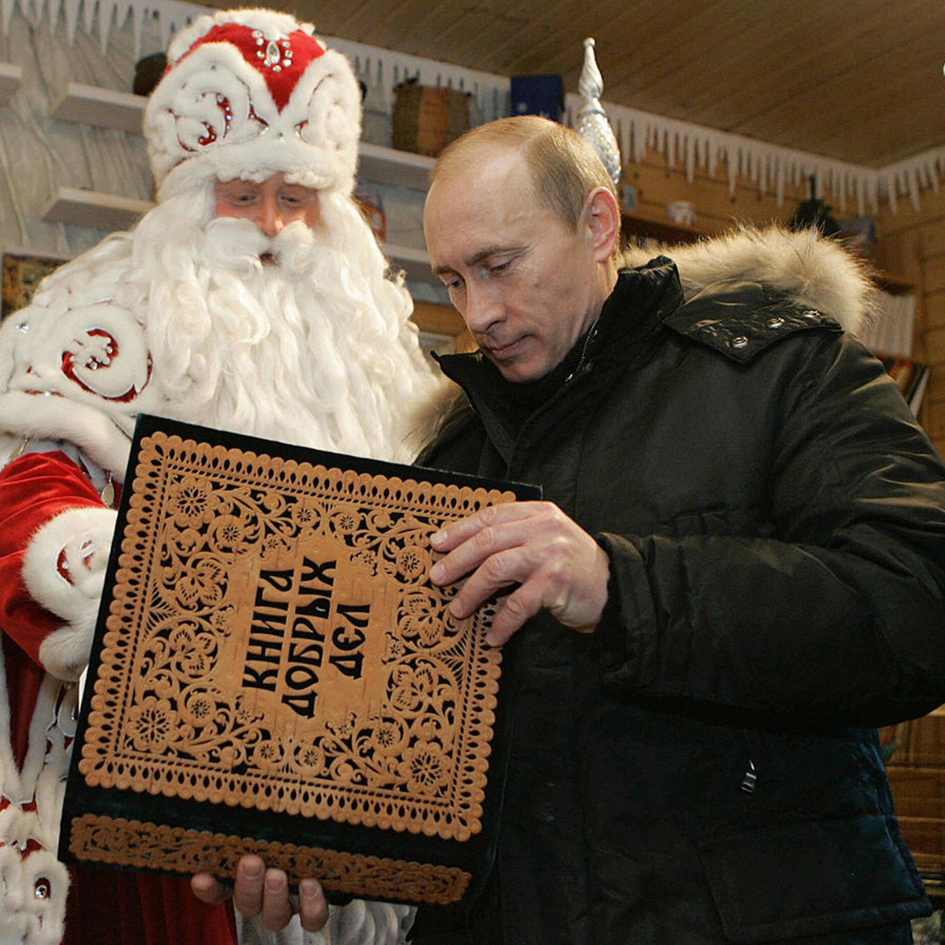 Russian President Vladimir Putin (R) vis