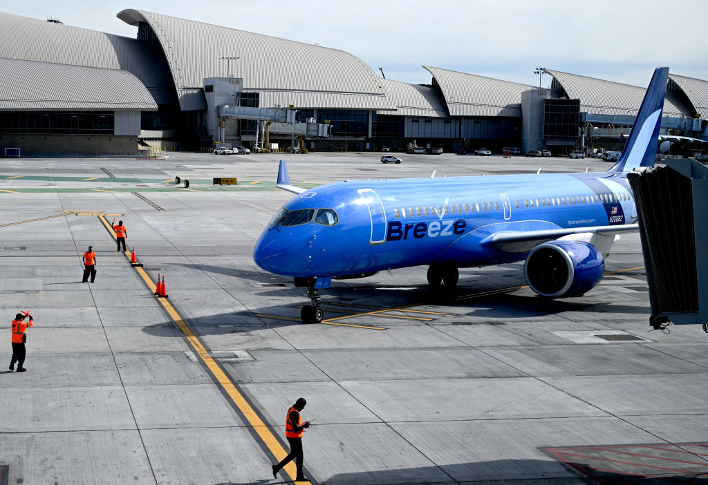 Breeze makes inaugural flight from LAX to New York's Westchester County.