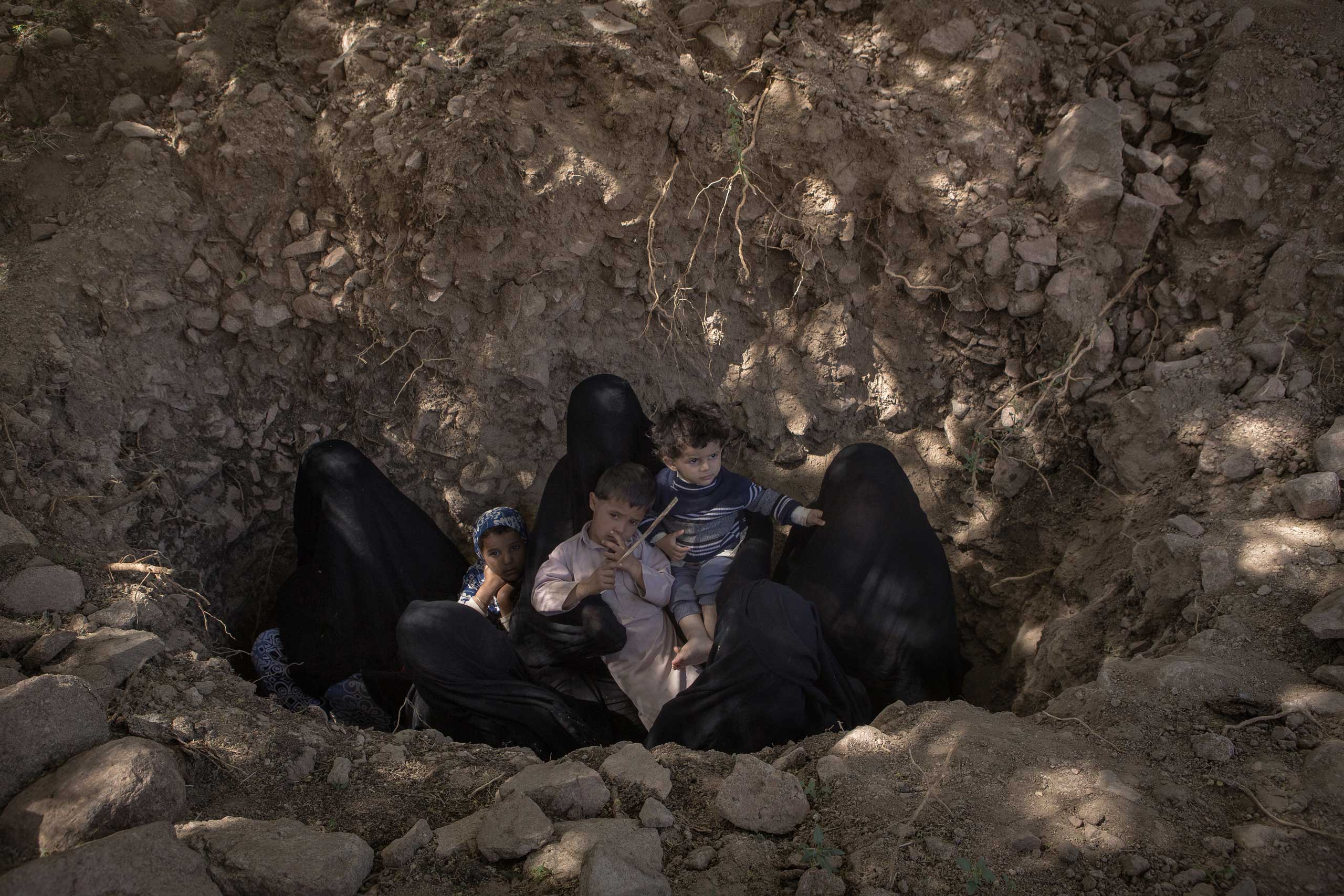 As war raged on in Yemen in March 2015 hundred thousands civilians fled their hometowns, moving out of cities targeted by Saudi-led airstrikes and moving towards remote areas in the mountains or desert. Latifa, Amat, Swsan and their children are IDPs fro