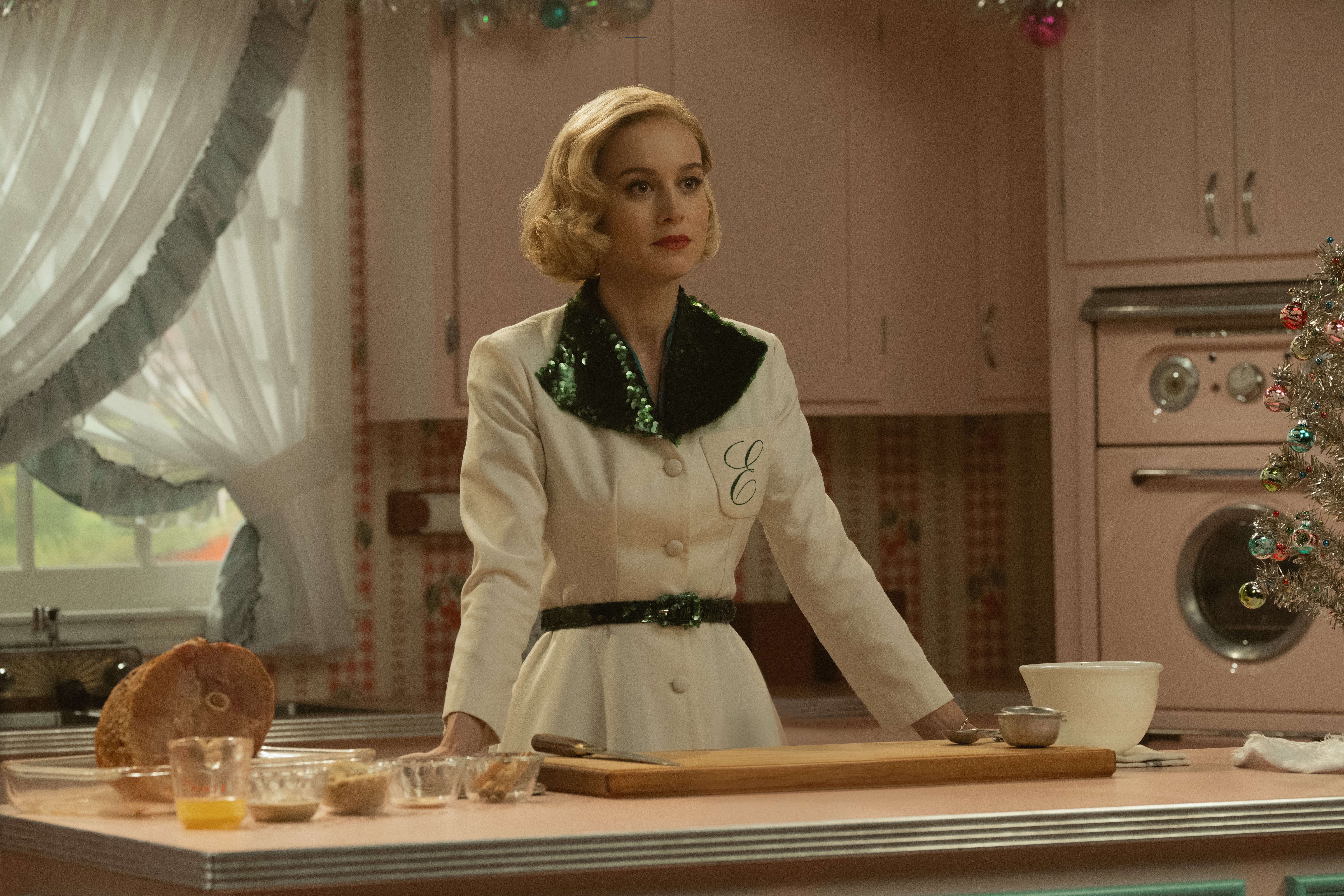 Brie Larson in <i>Lessons in Chemistry</i>