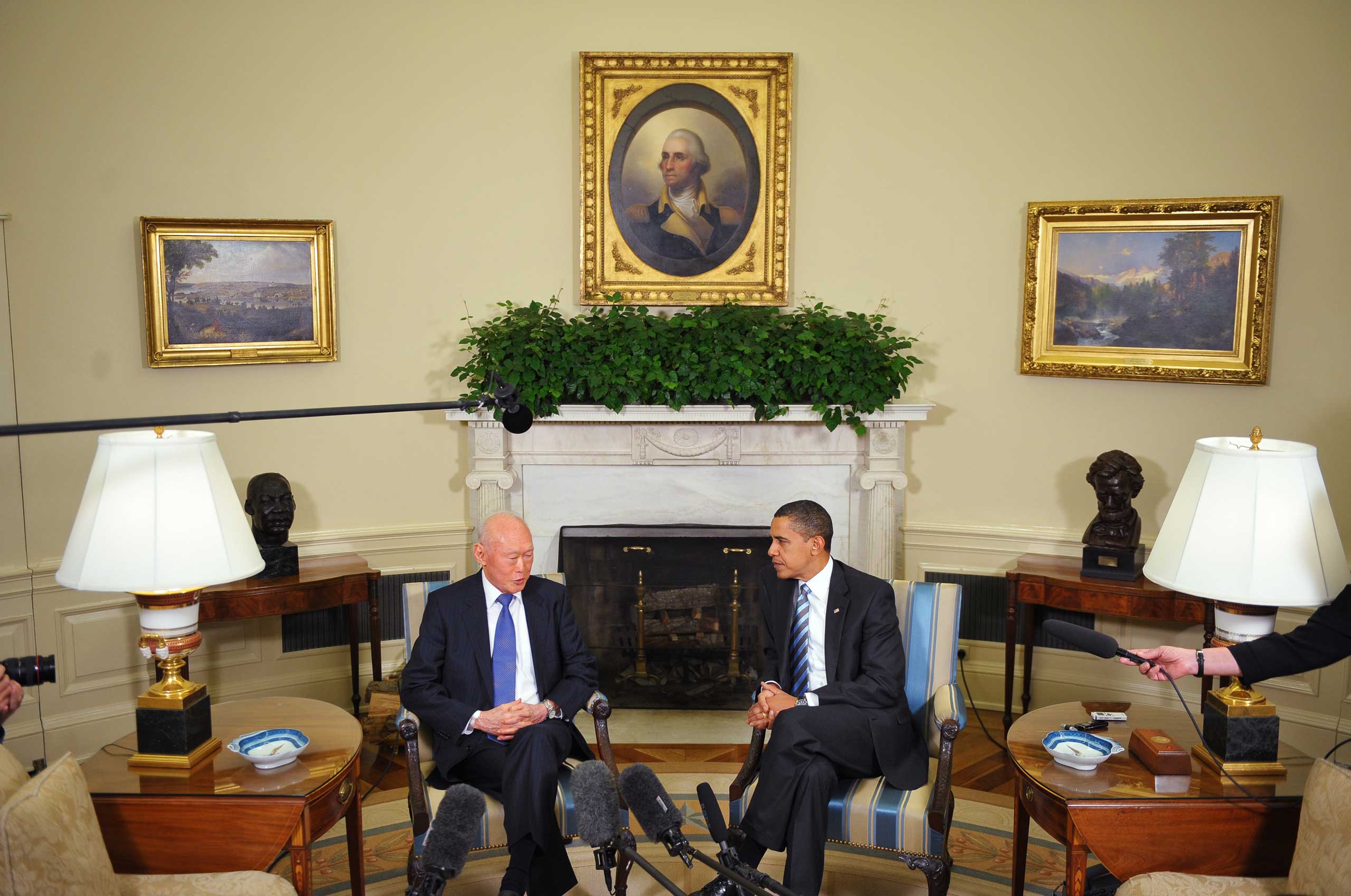 Lee Kuan Yew with President Obama in the Oval Office in 2009.