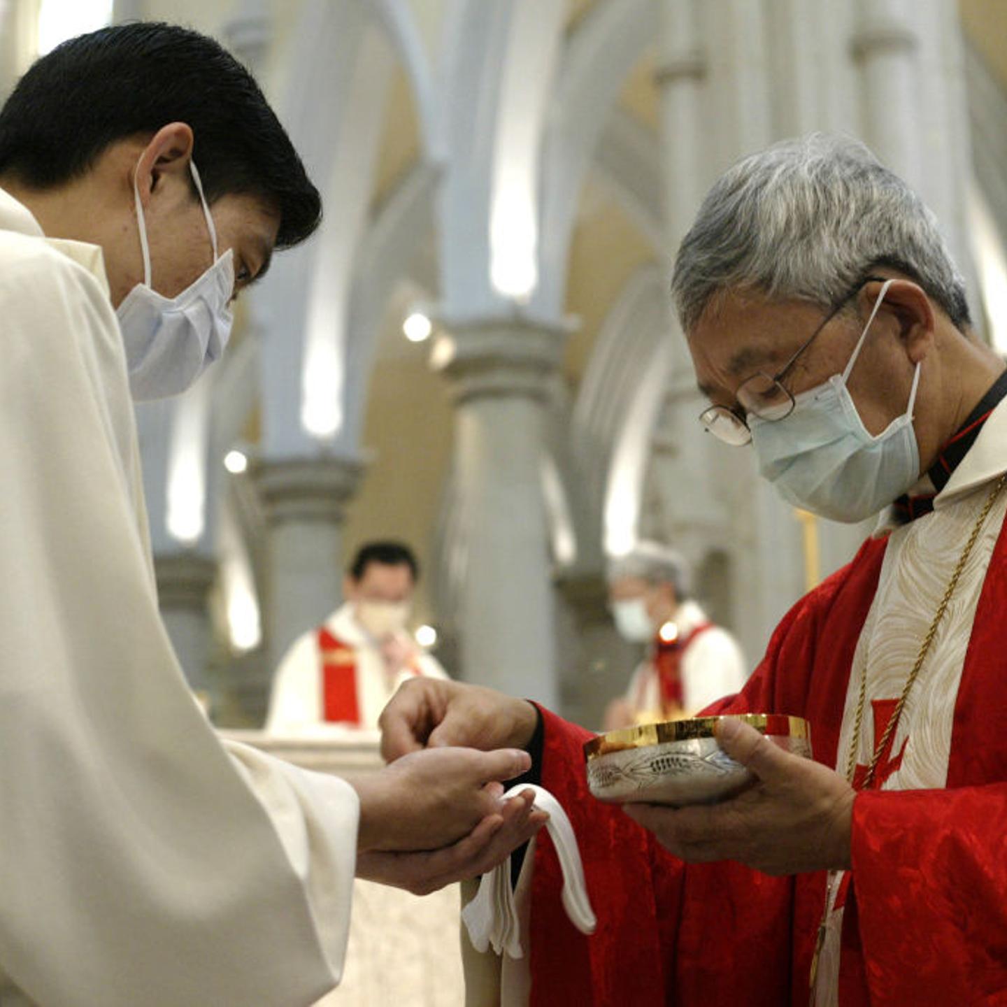 Hong Kong's Catholic Bishop Joseph Zen Ze-kiun attends a pre-Easter Mass at the Catholic Cathedral in Caine Road, Mid-Level. He urged the public to "lead themselves" out of the Sars crisis, saying the government has failed to provide relief to address th