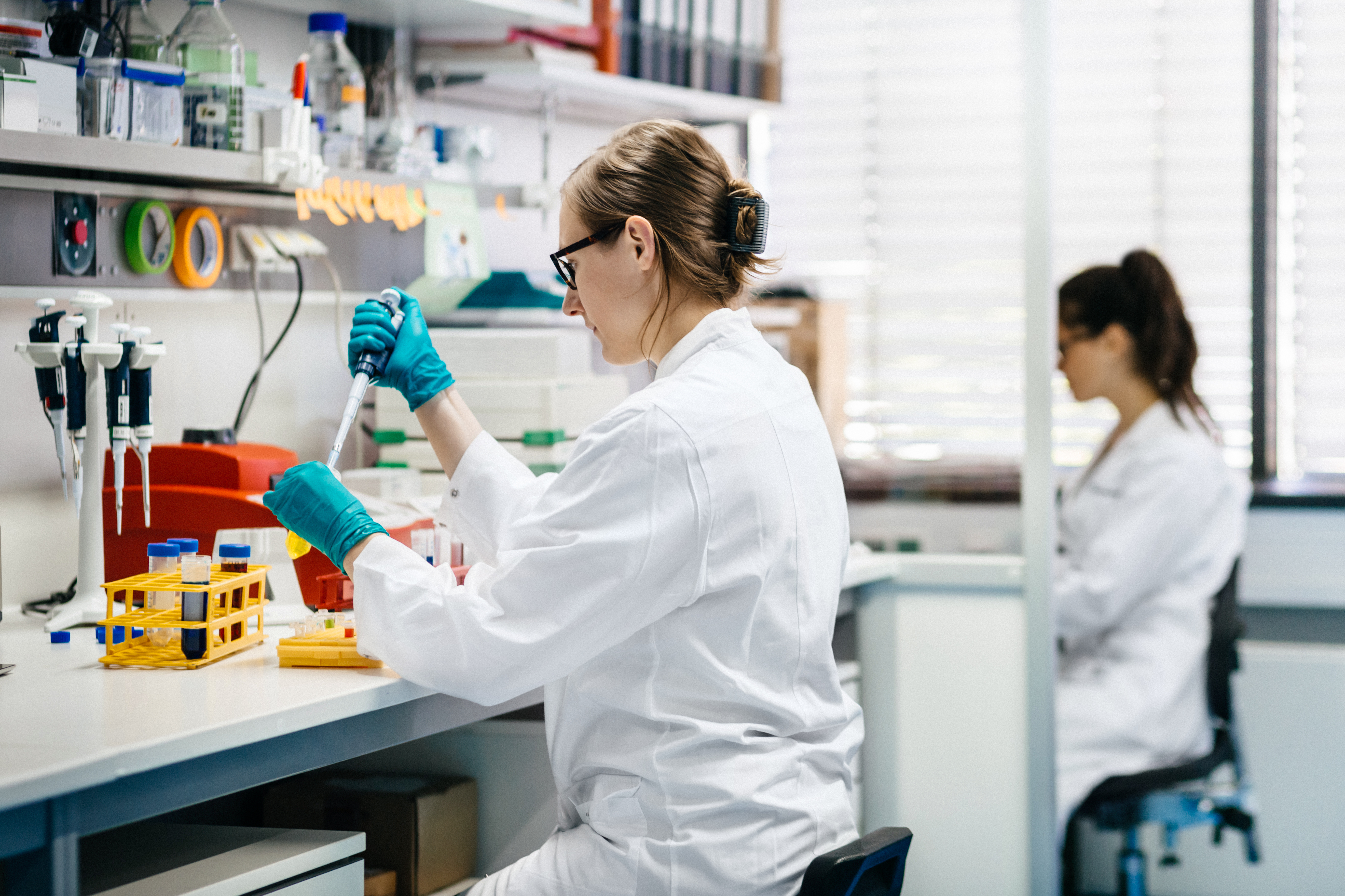 female-scientists-research-lab