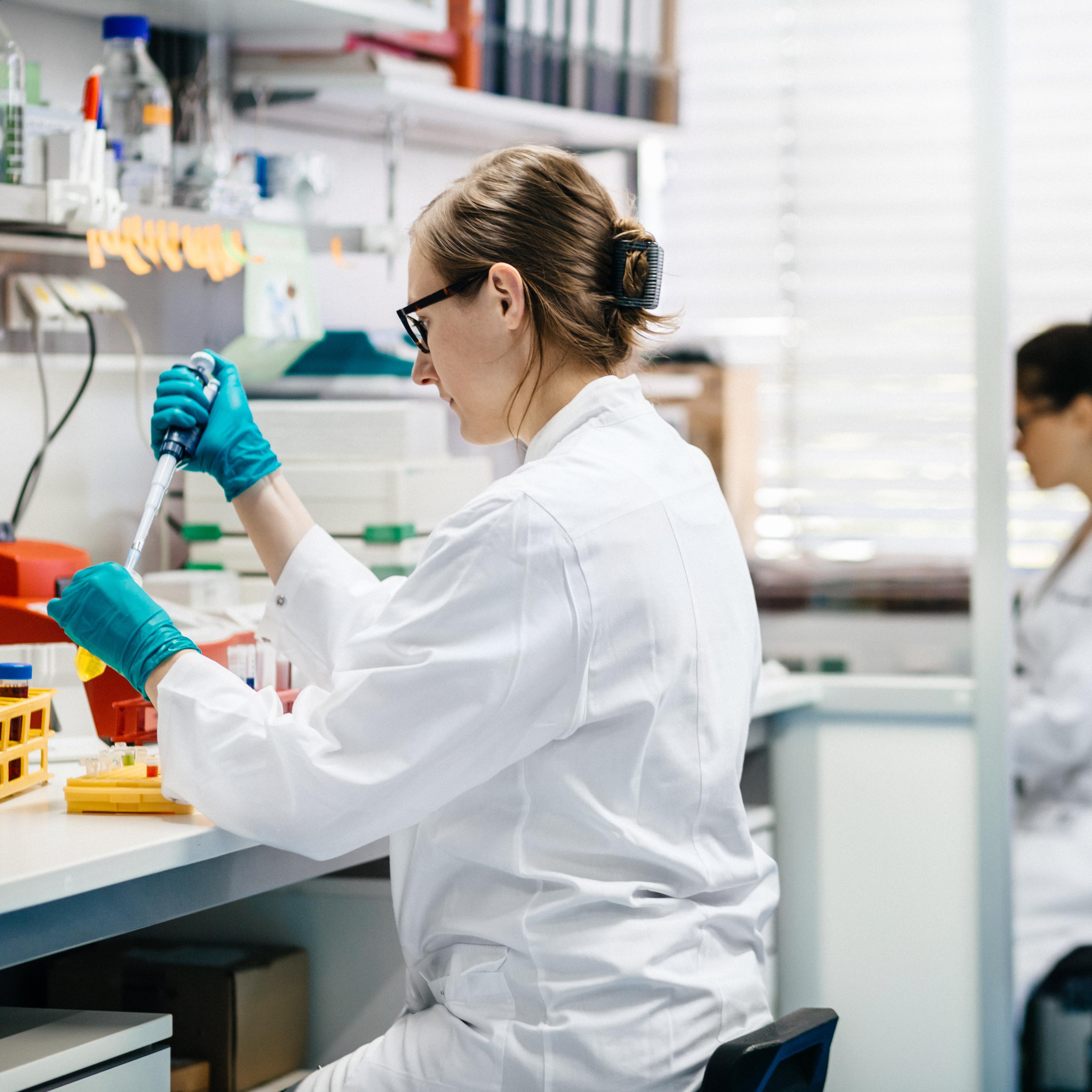 female-scientists-research-lab