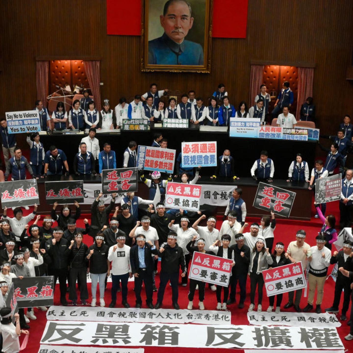 TOPSHOT-TAIWAN-POLITICS-PARLIAMENT