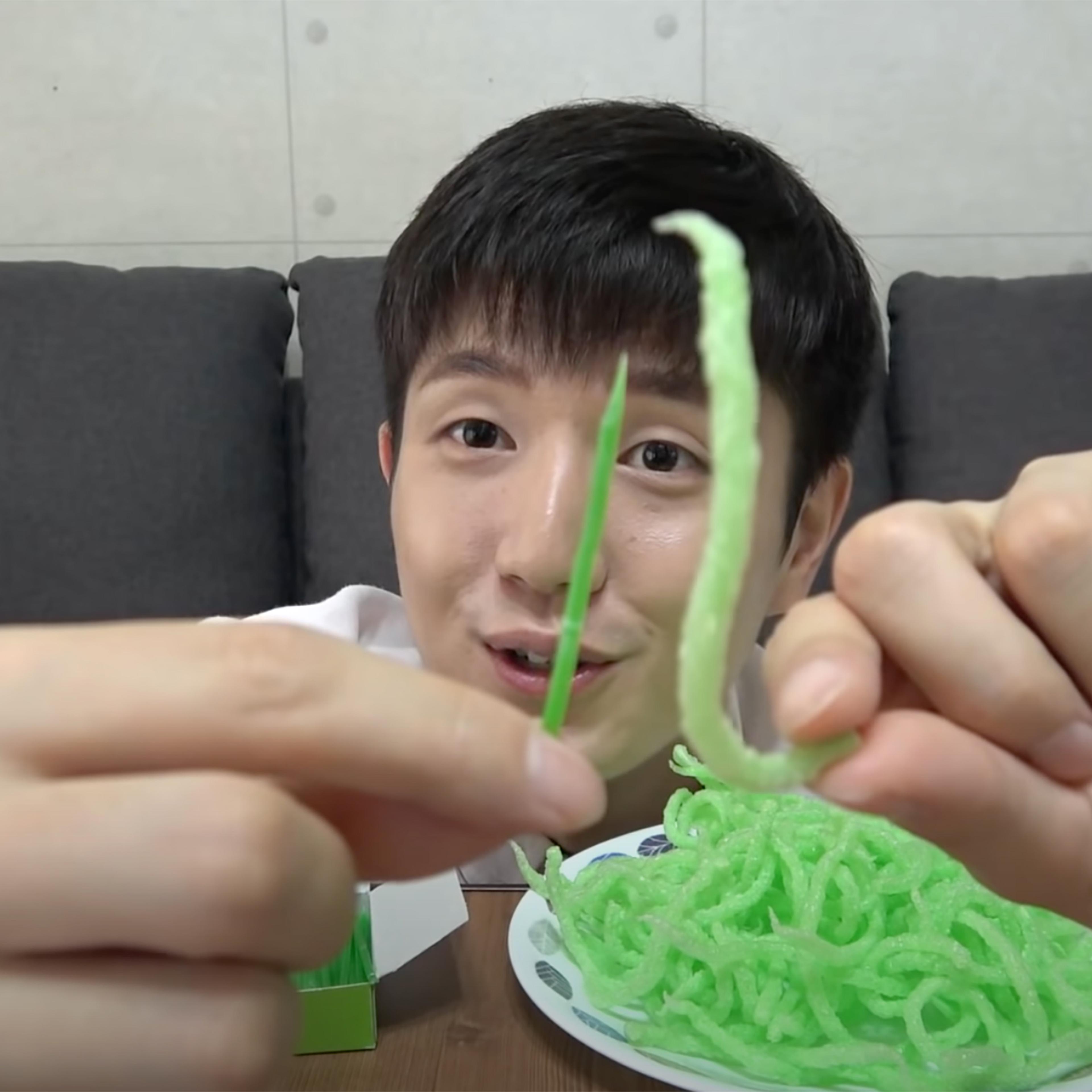 A screengrab from Ssot815's mukbang video featuring fried toothpicks.