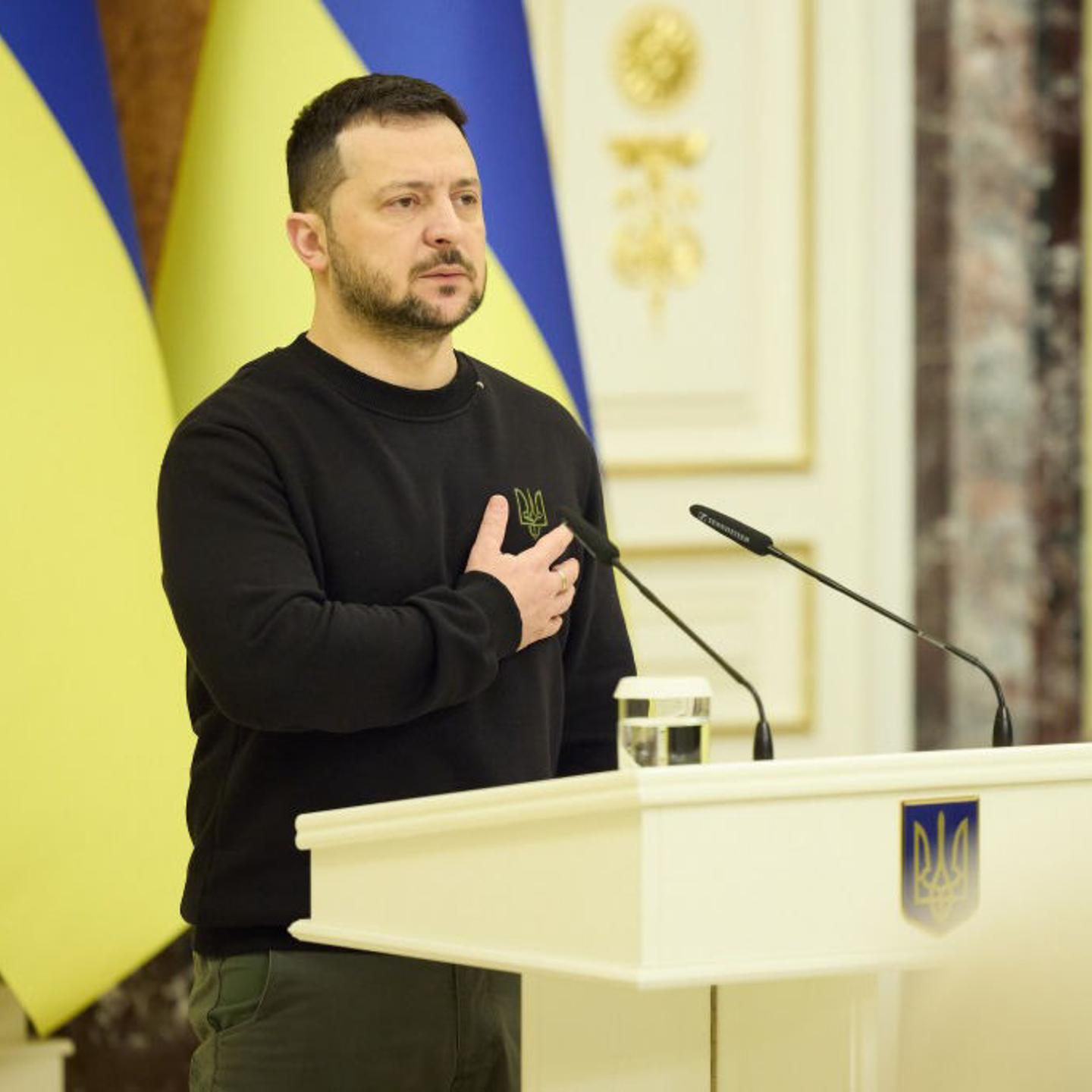 Volodymyr Zelenskyy presents housing certificates to Ukrainian soldiers