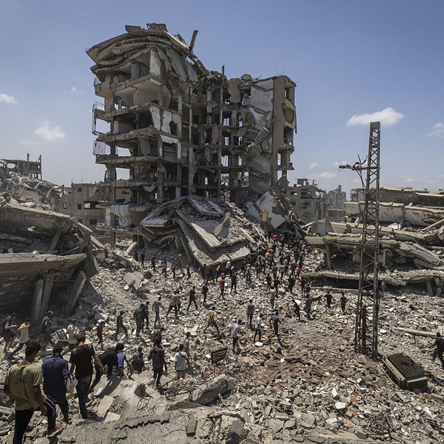 Palestinians flock for humanitarian aid in Gaza