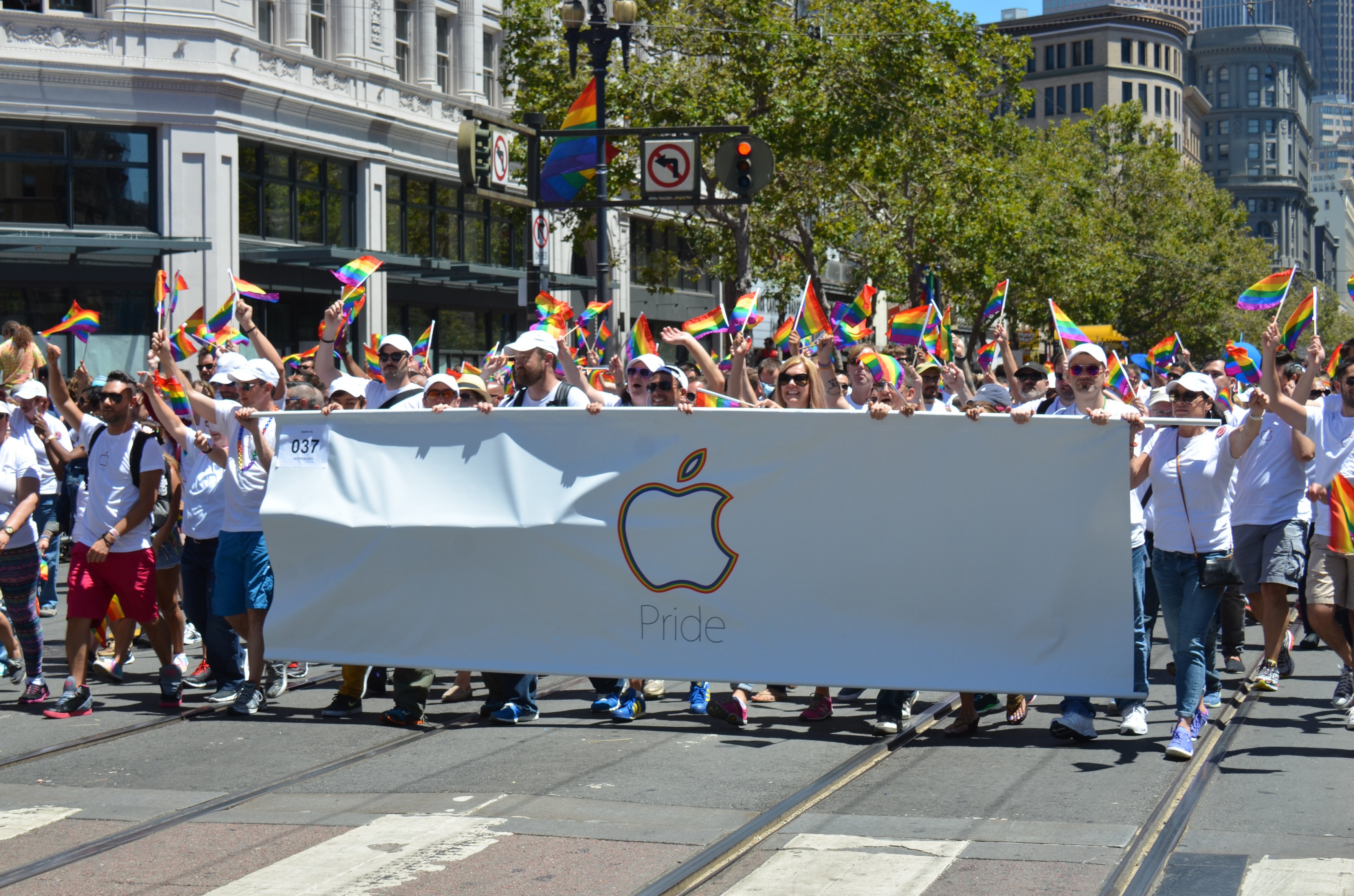 Apple marches in San Francisco Pride for first time with 5,000 people