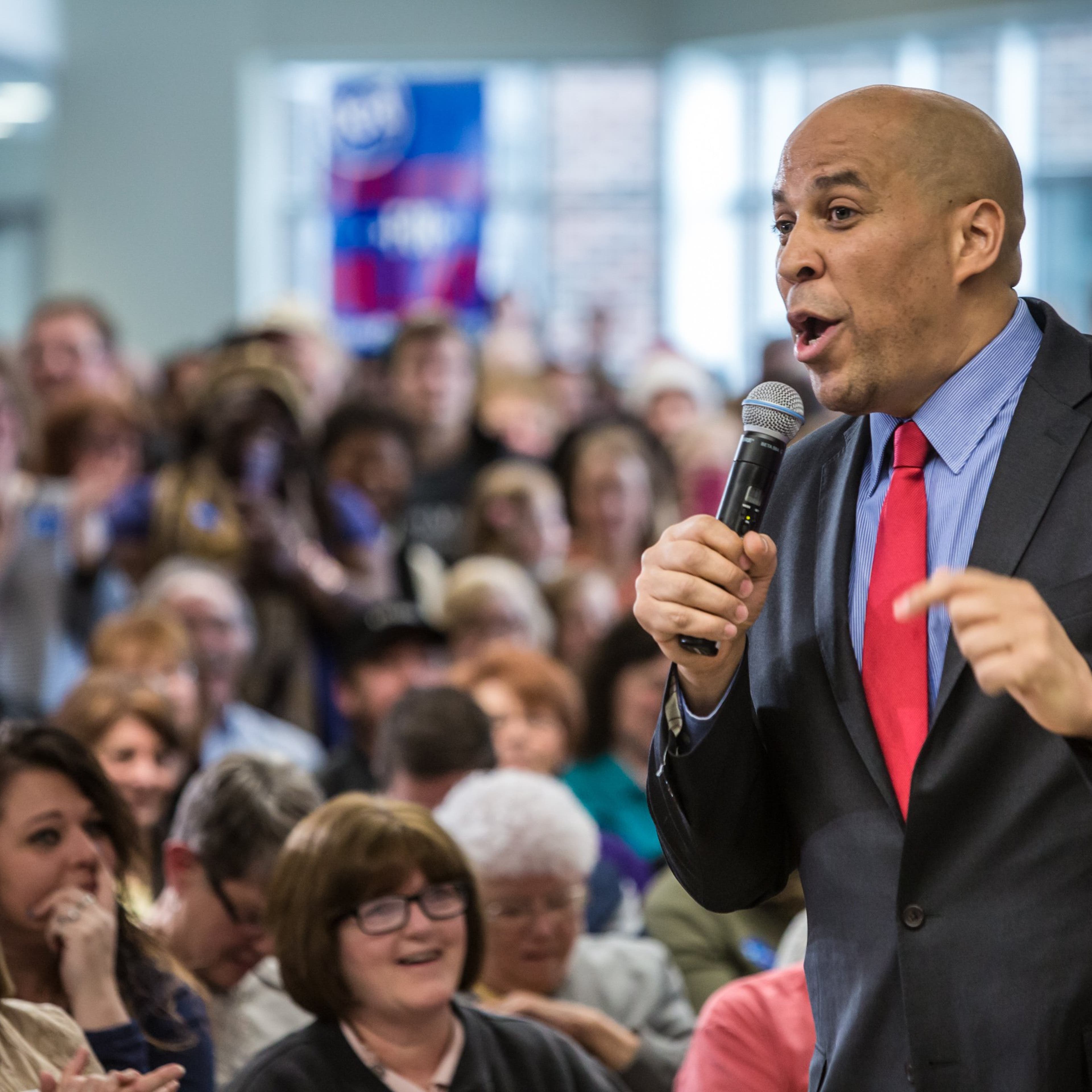 Hillary Clinton Campaigns Iowa As State's Caucus Approaches