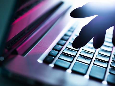 silhouette-fingers-laptop