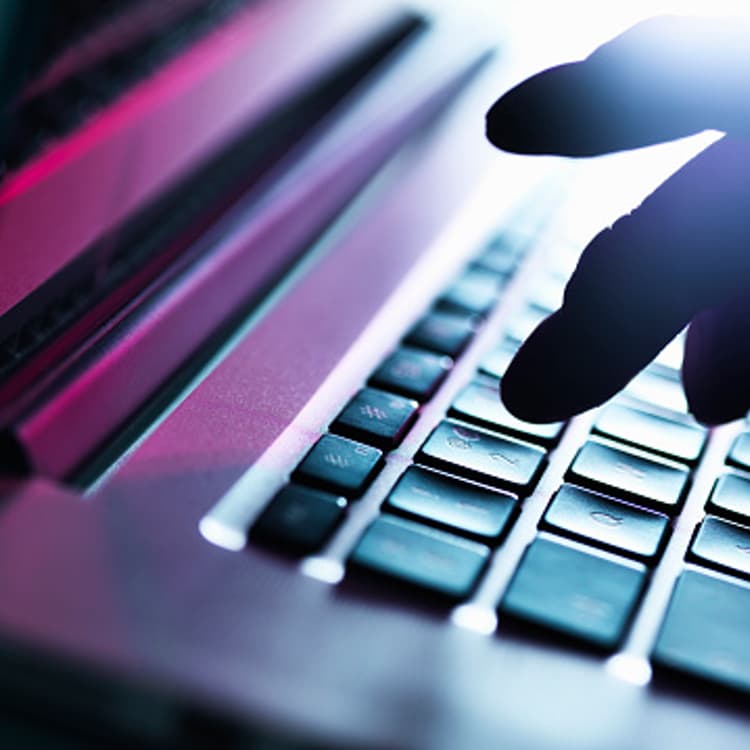 silhouette-fingers-laptop
