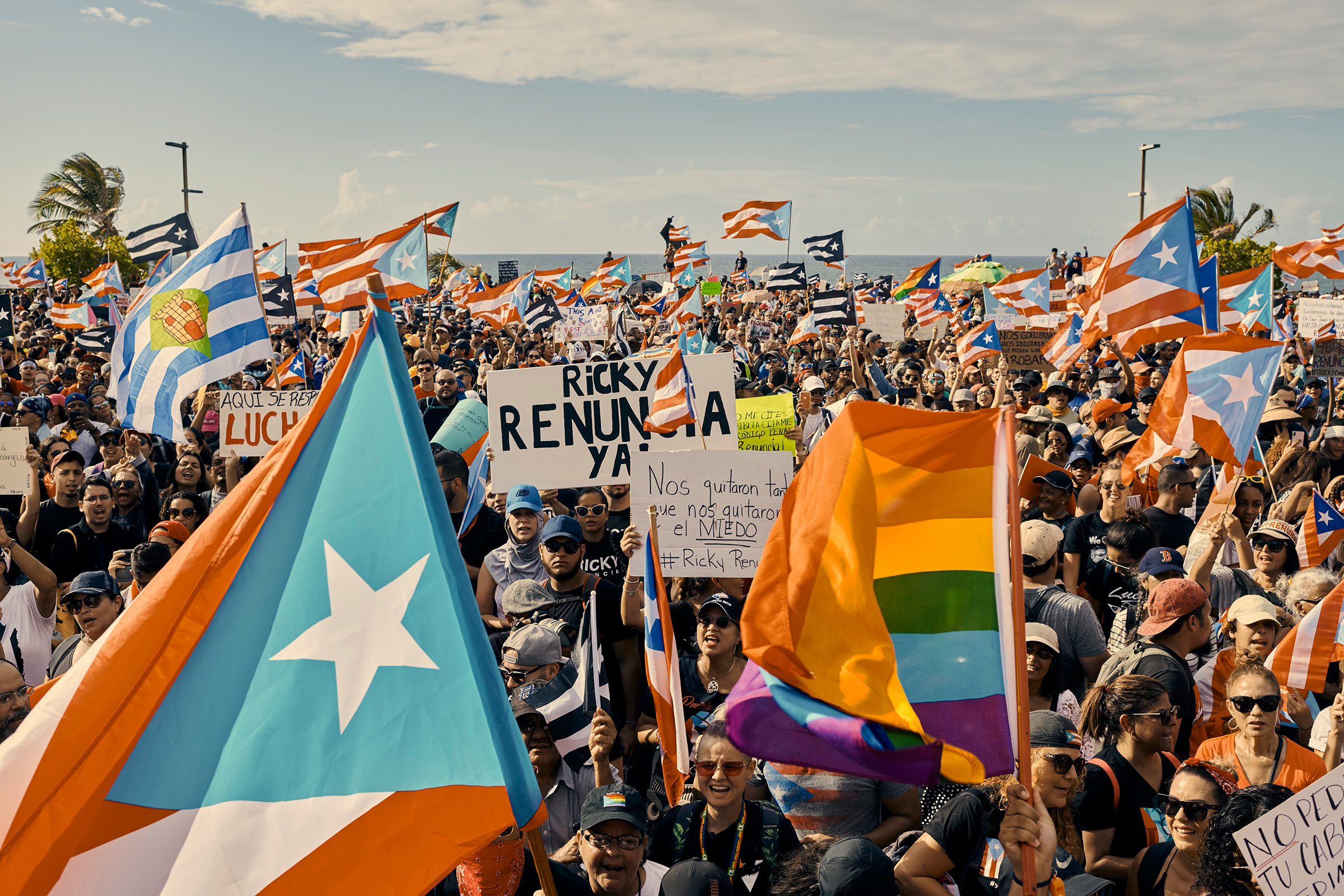 Protesters demanding Governor Ricardo Rosselló’s resignation amassed on July 17 in San Juan as the hashtag #RICKYRENUNCIA gained traction on social networks.