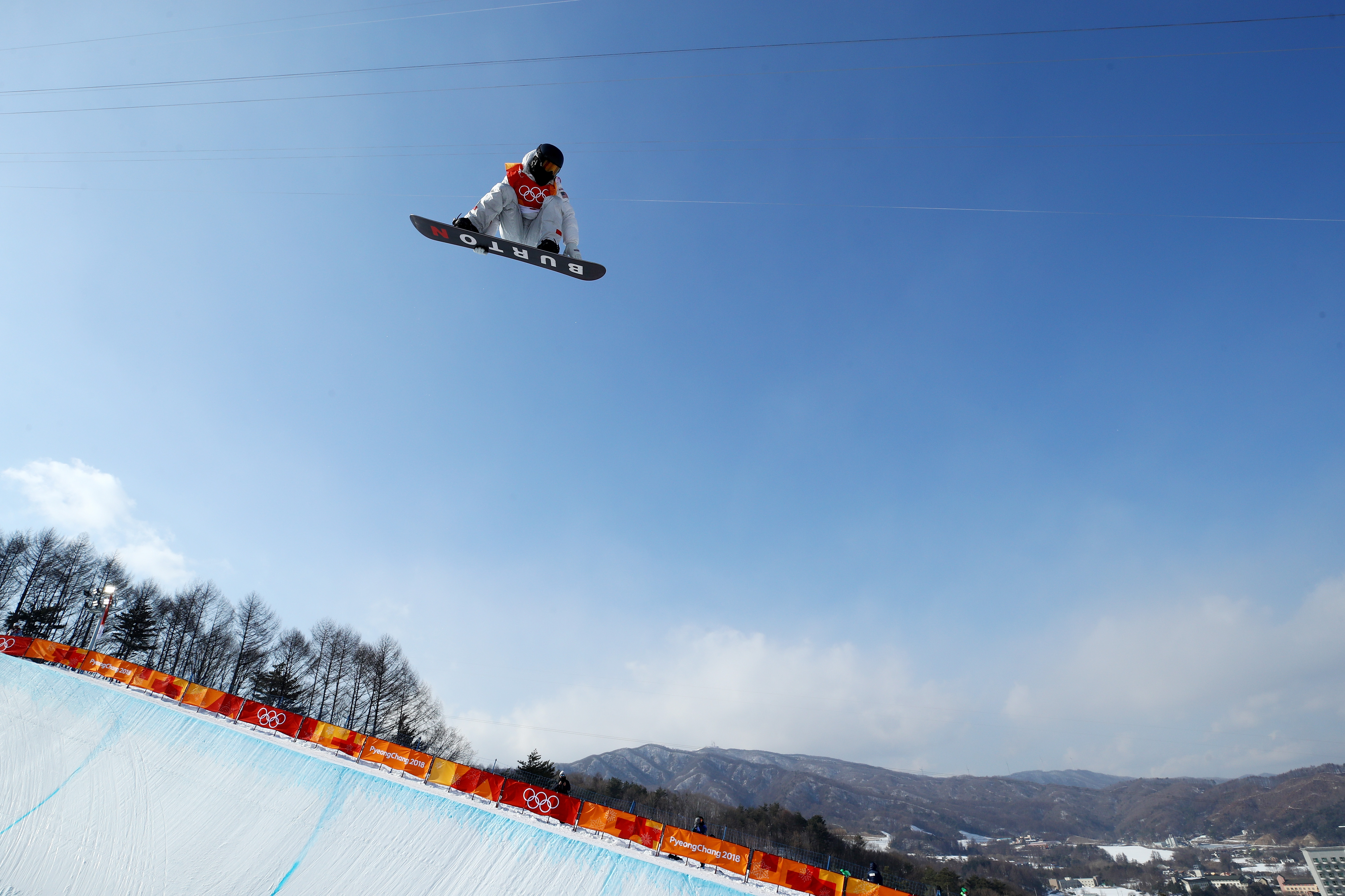Shaun White competes during the 2018 halfpipe qualification event