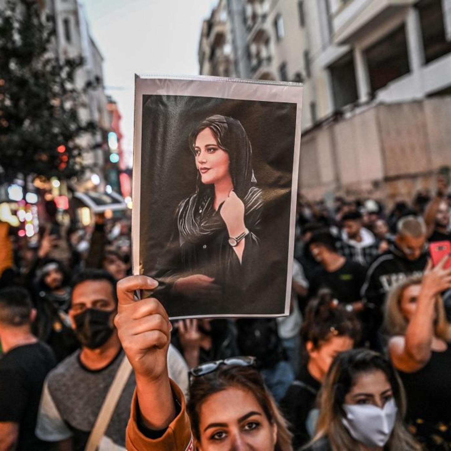 TOPSHOT-TURKEY-IRAN-WOMEN-RIGHTS-PROTEST