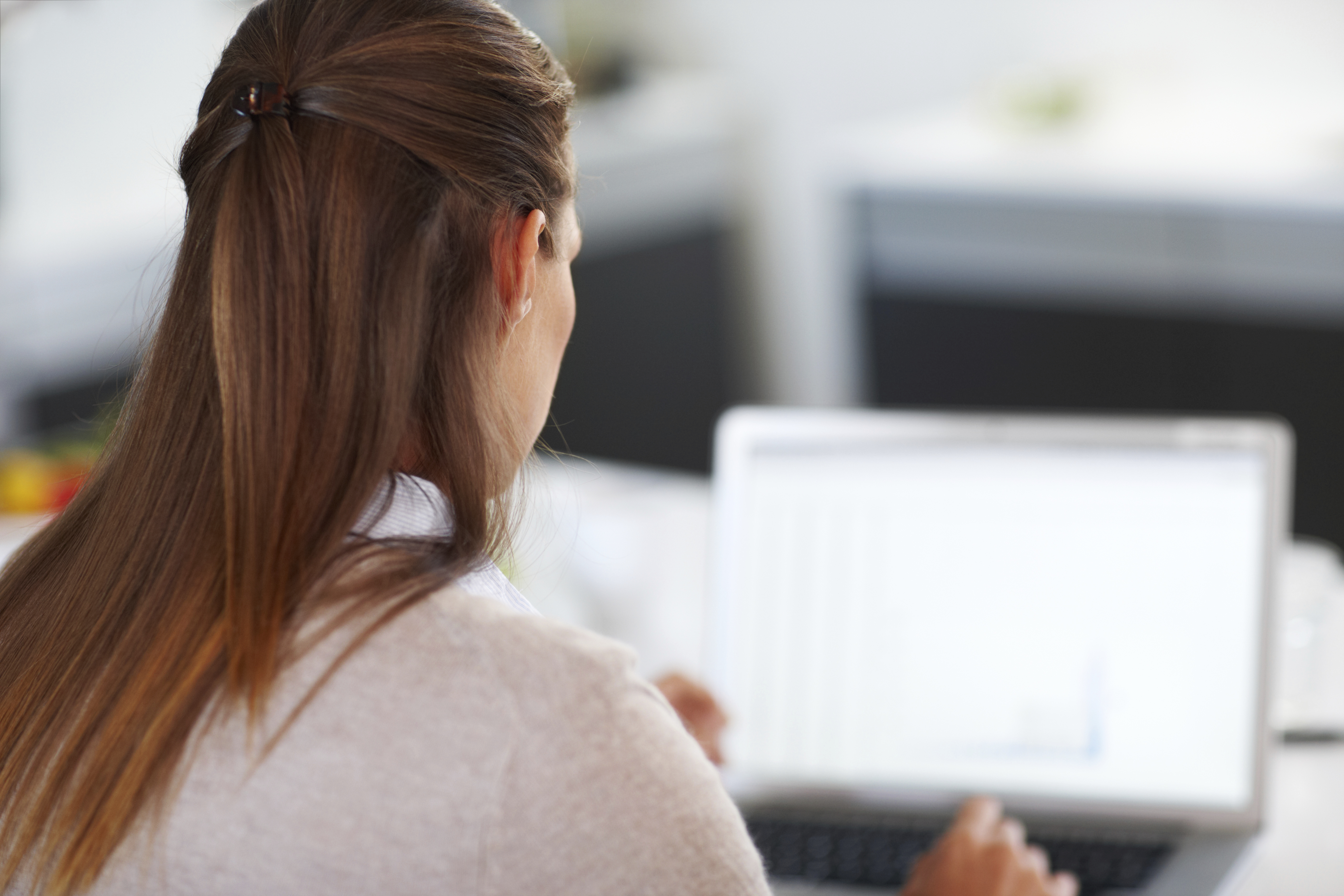 woman-looking-laptop