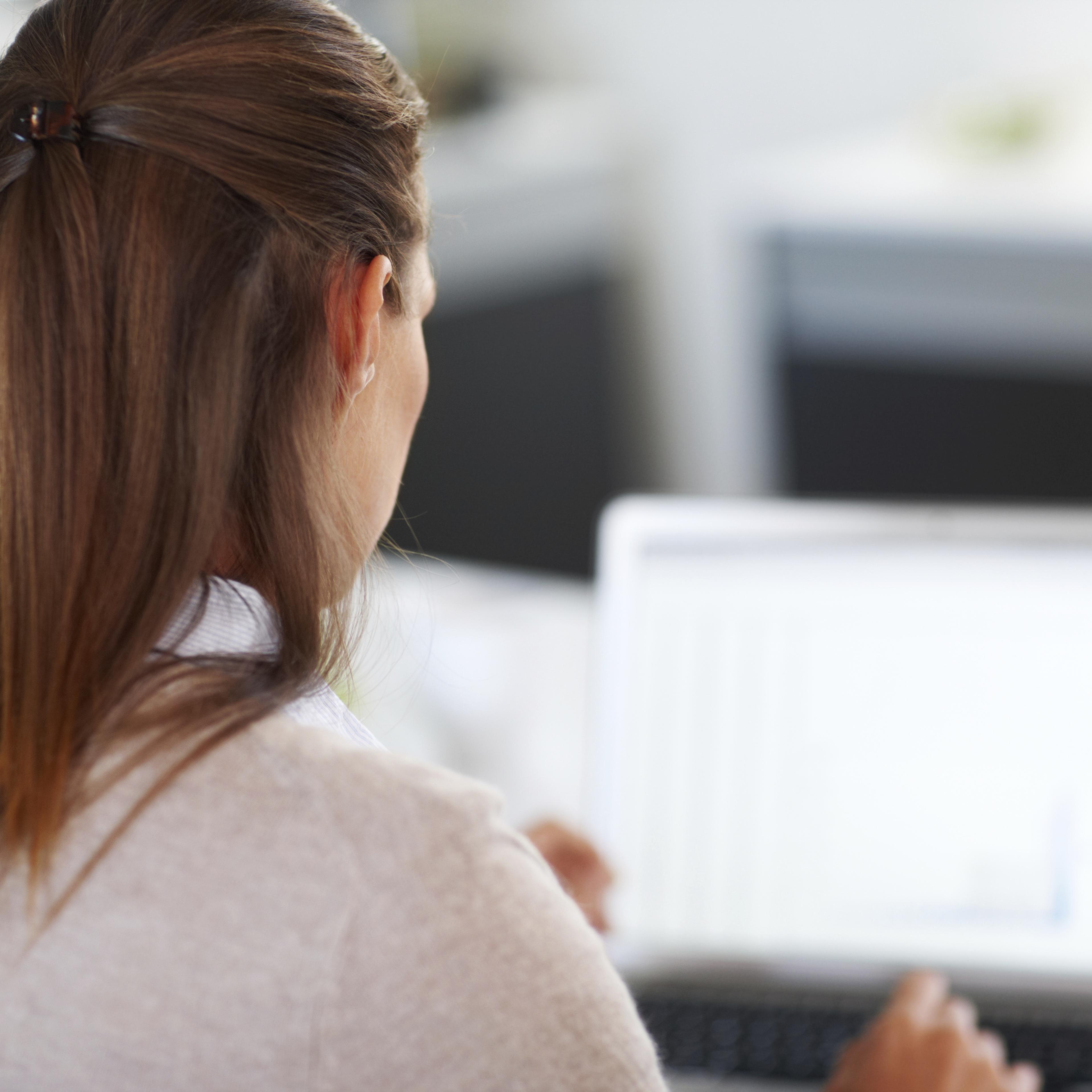 woman-looking-laptop