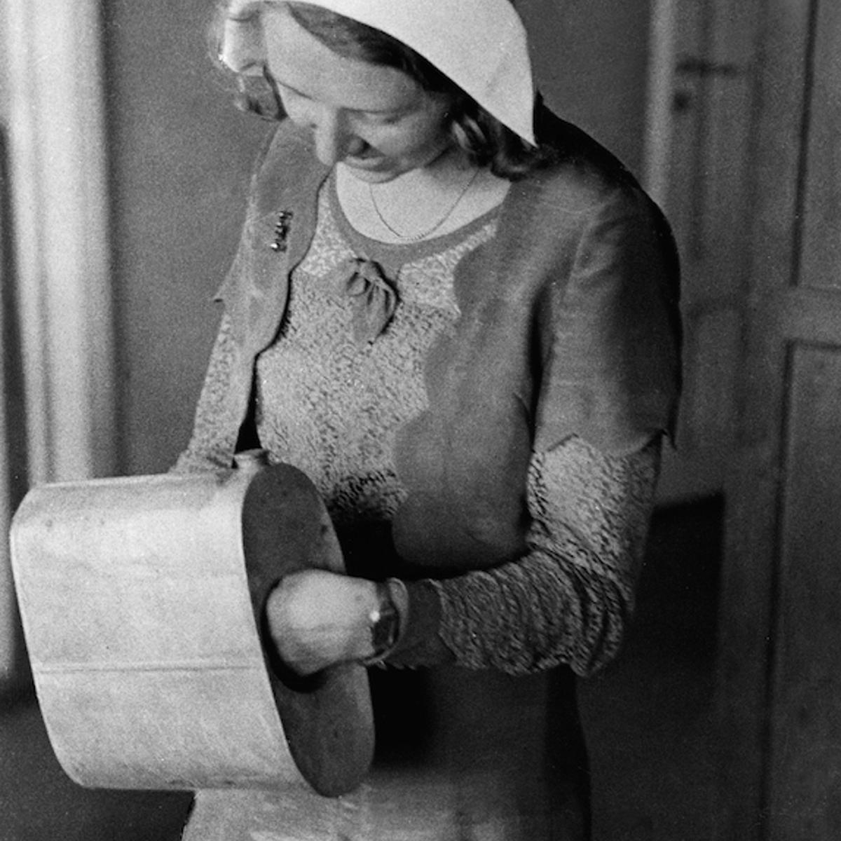 Finland's fight against bootlegging (Series): Woman is showing how bootleggers used a muff (or handwarmer) to transport alcohol - Photographer: Felix H. Man - Dephot- Published by: 'Berliner Illustrirte Zeitung' 37/1931Vintage property of ullstein bi