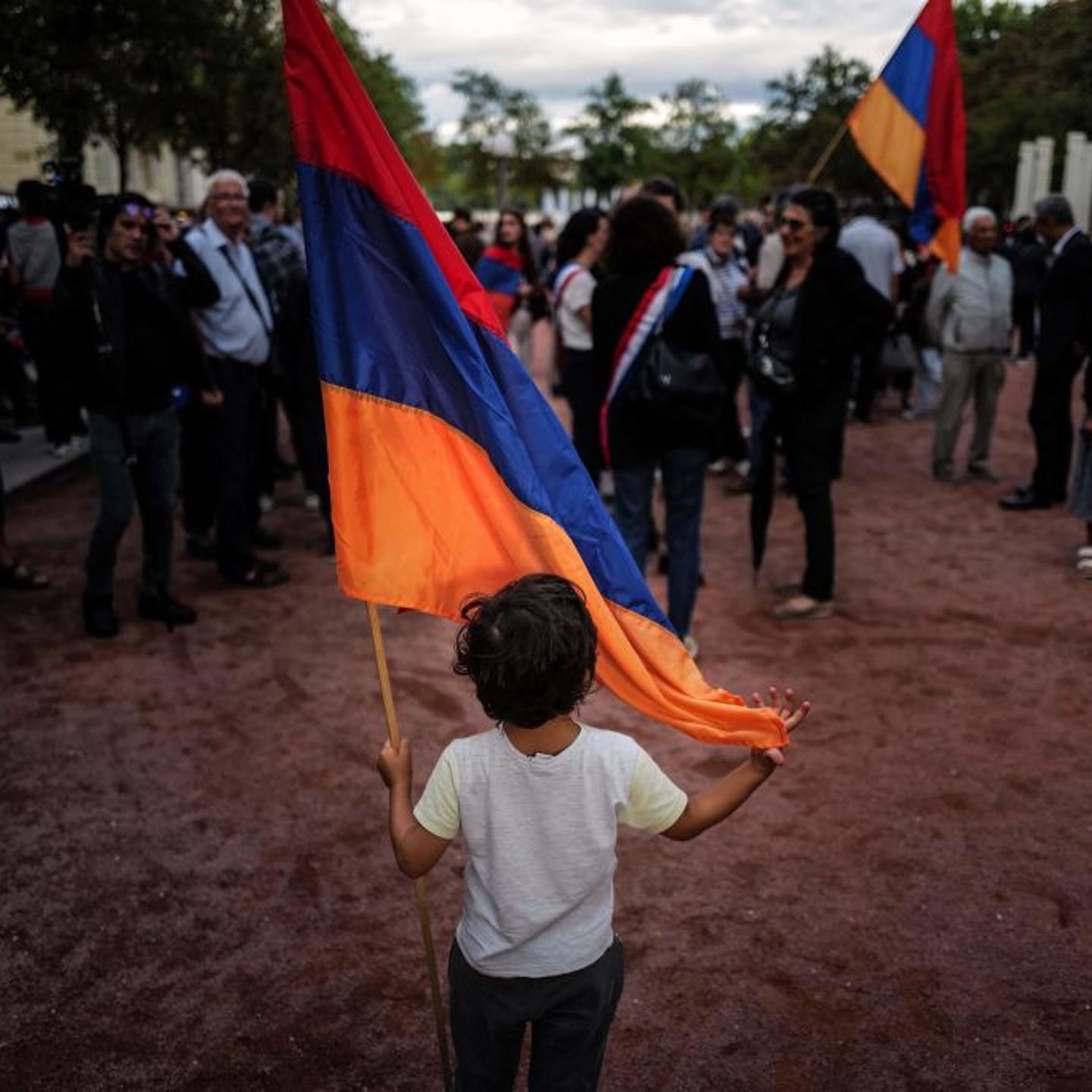TOPSHOT-FRANCE-ARMENIA-AZERBAIJAN-POLITICS-KARABAKH-CONFLICT-PRO