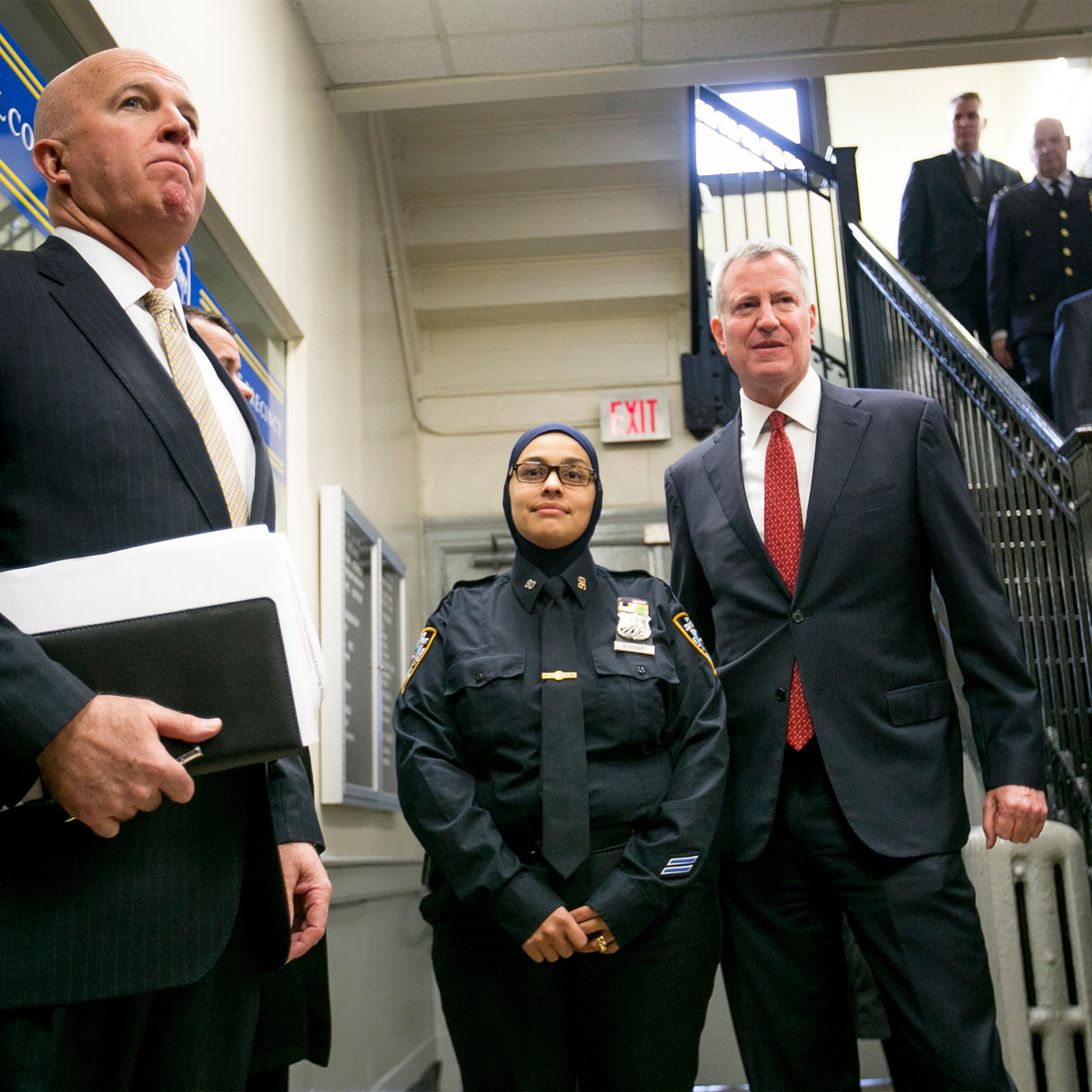 New York Police Department officer Aml Elsokary and Mayor Bill de Blasio stop for a photo at the city's monthly crime statistics news conference in New York on Dec. 5, 2016.