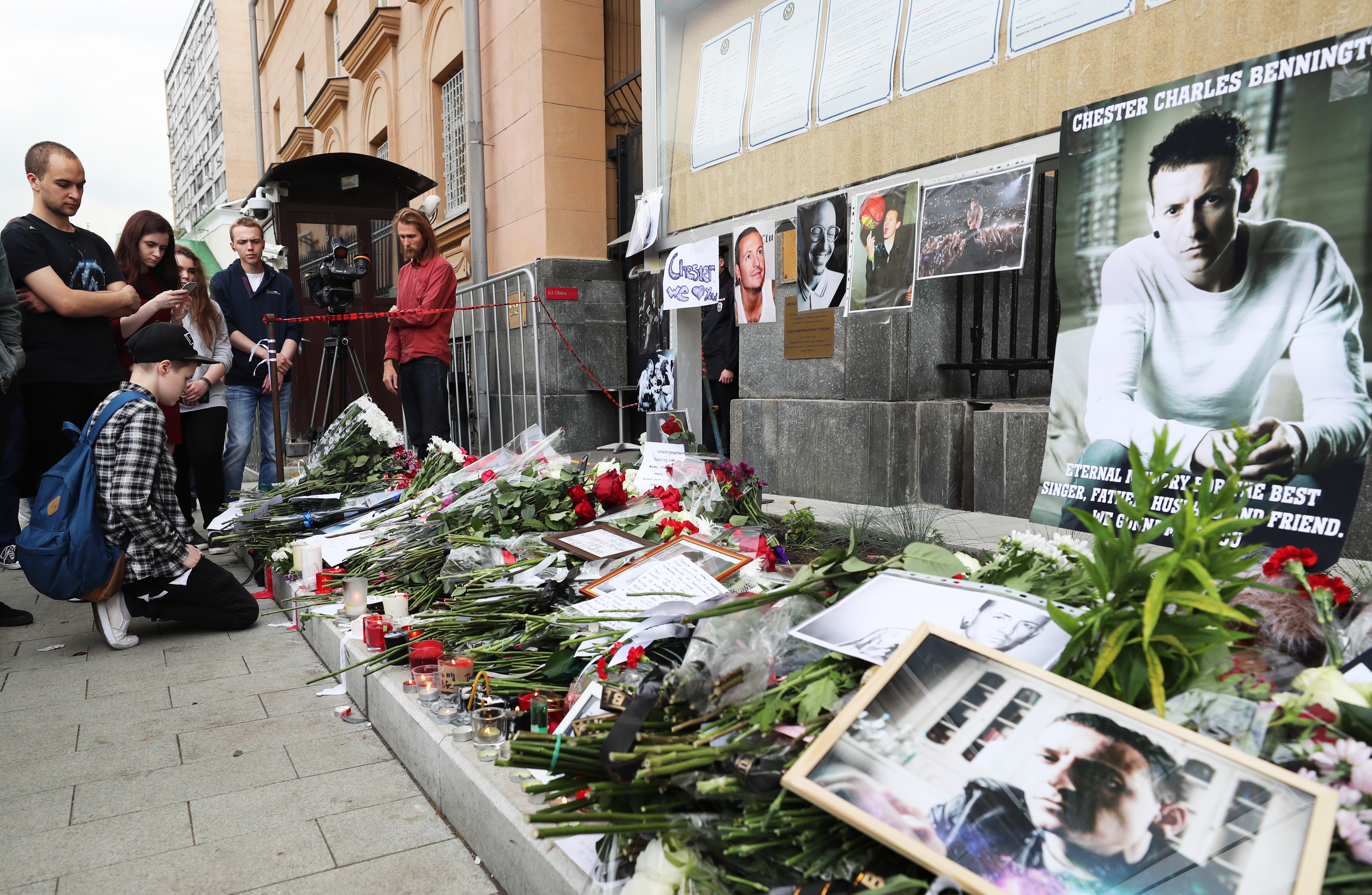Moscow residents lay flowers in memory of Linkin Park frontman Chester Bennington outside US Embassy in Moscow