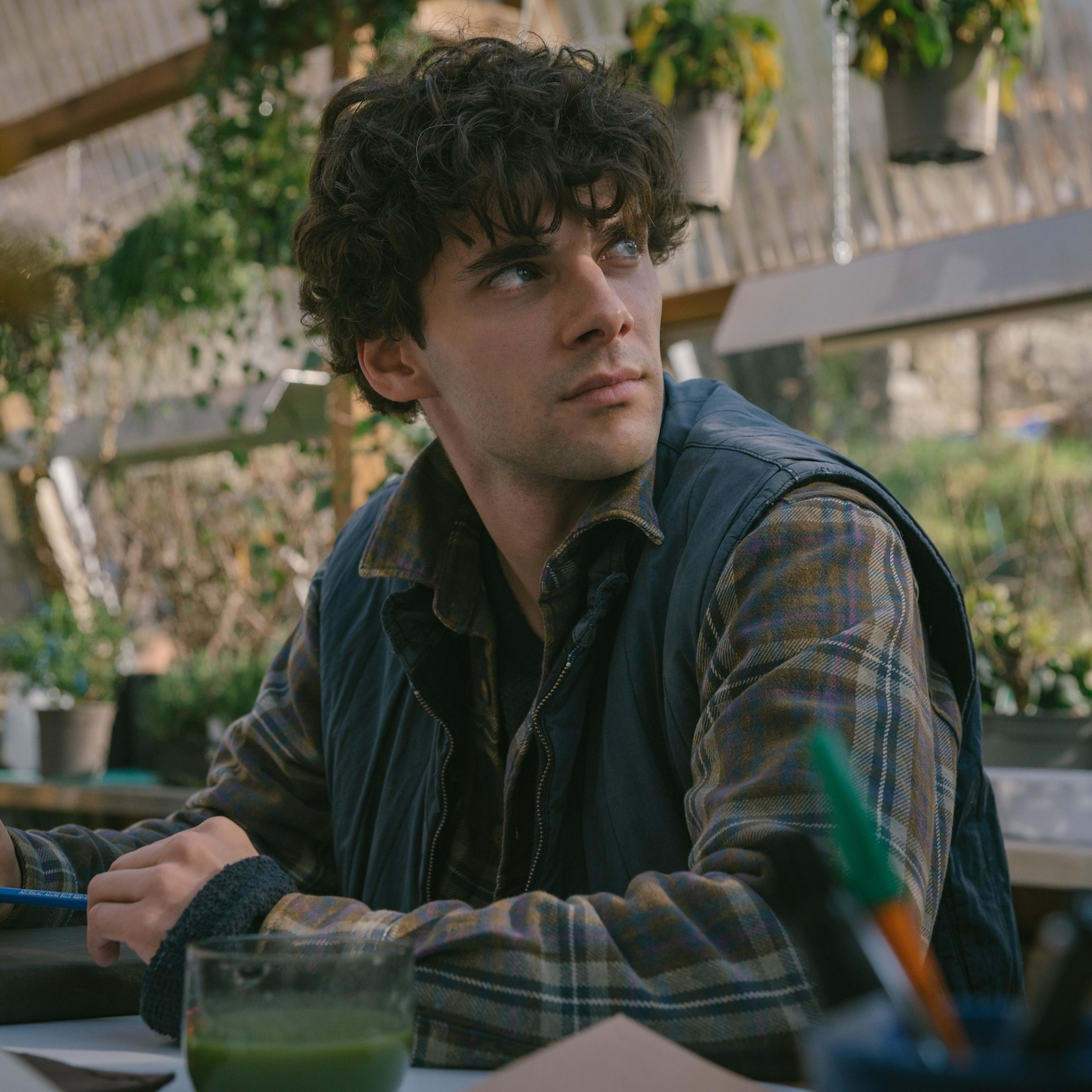 EL JARDINERO. Álvaro Rico as Elmer in episode 02 of EL JARDINERO. Cr. Niete/Netflix © 2024