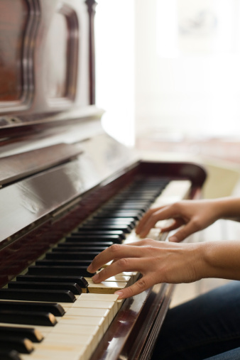 hands-playing-piano