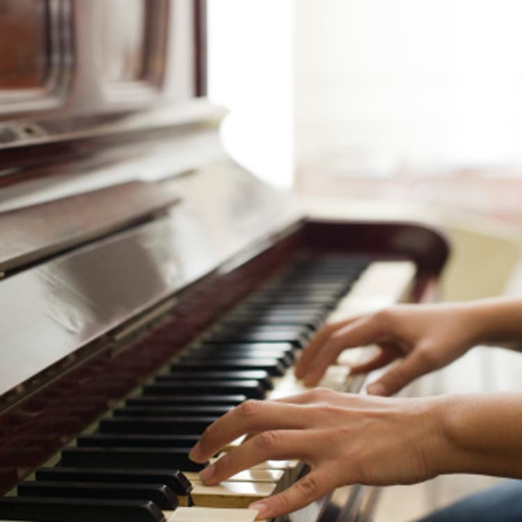 hands-playing-piano
