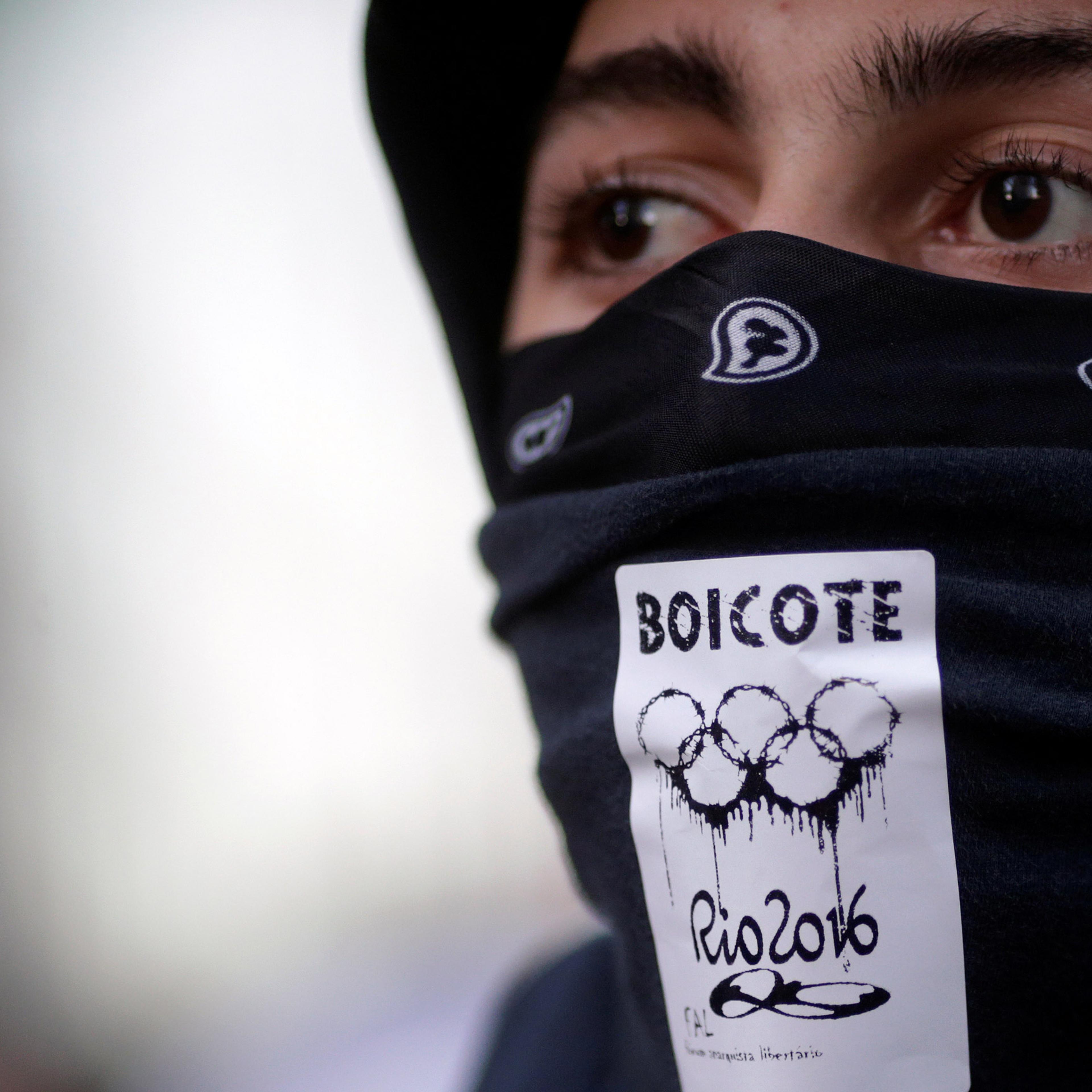 An anti-government demonstrator, with a sticker which reads "boycott" on his mask, attends a protest on the Rio de Janeiro state economic crisis and against 2016 Rio Olympics, in Rio de Janeiro, Brazil, July 6, 2016. REUTERS/Ricardo Moraes - RTX2K27V