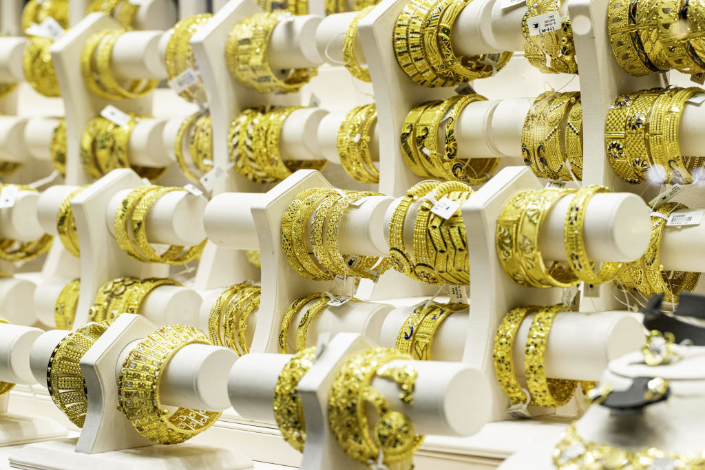 Silvers Reddit-Fueled Surge Pains Dealers in Dubais Souks