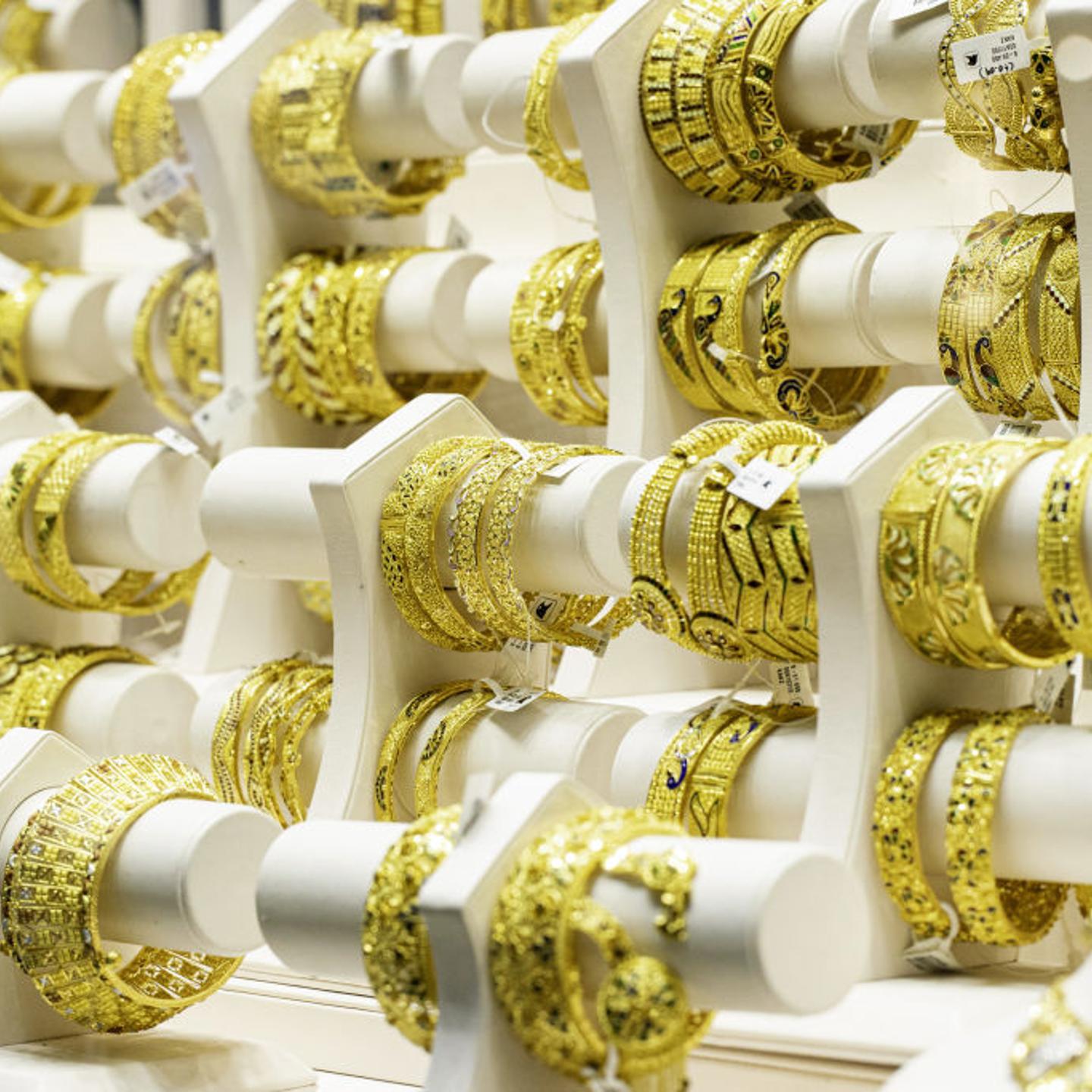 Silvers Reddit-Fueled Surge Pains Dealers in Dubais Souks