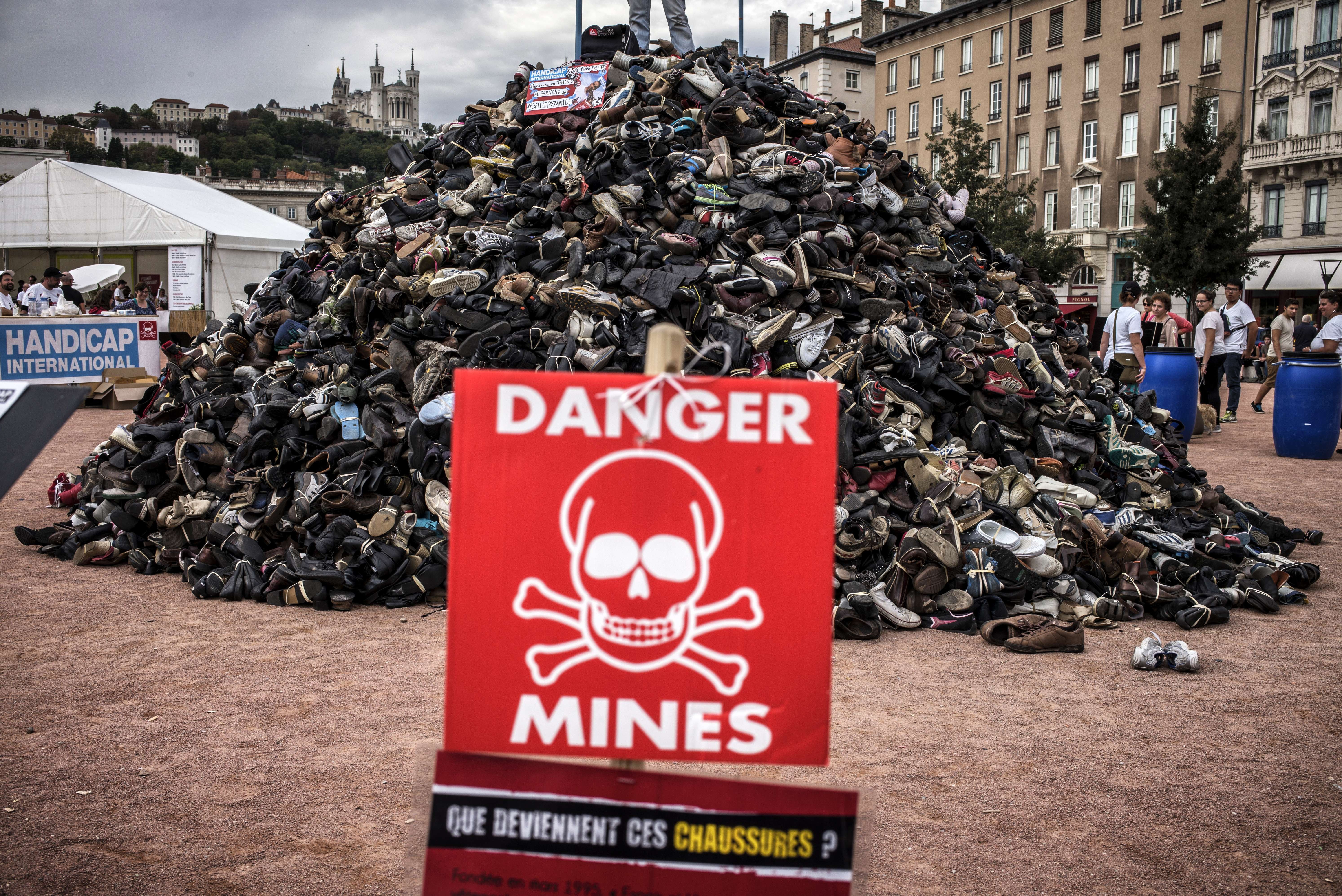 FRANCE-HANDICAP-MINE-NGO-DEMO