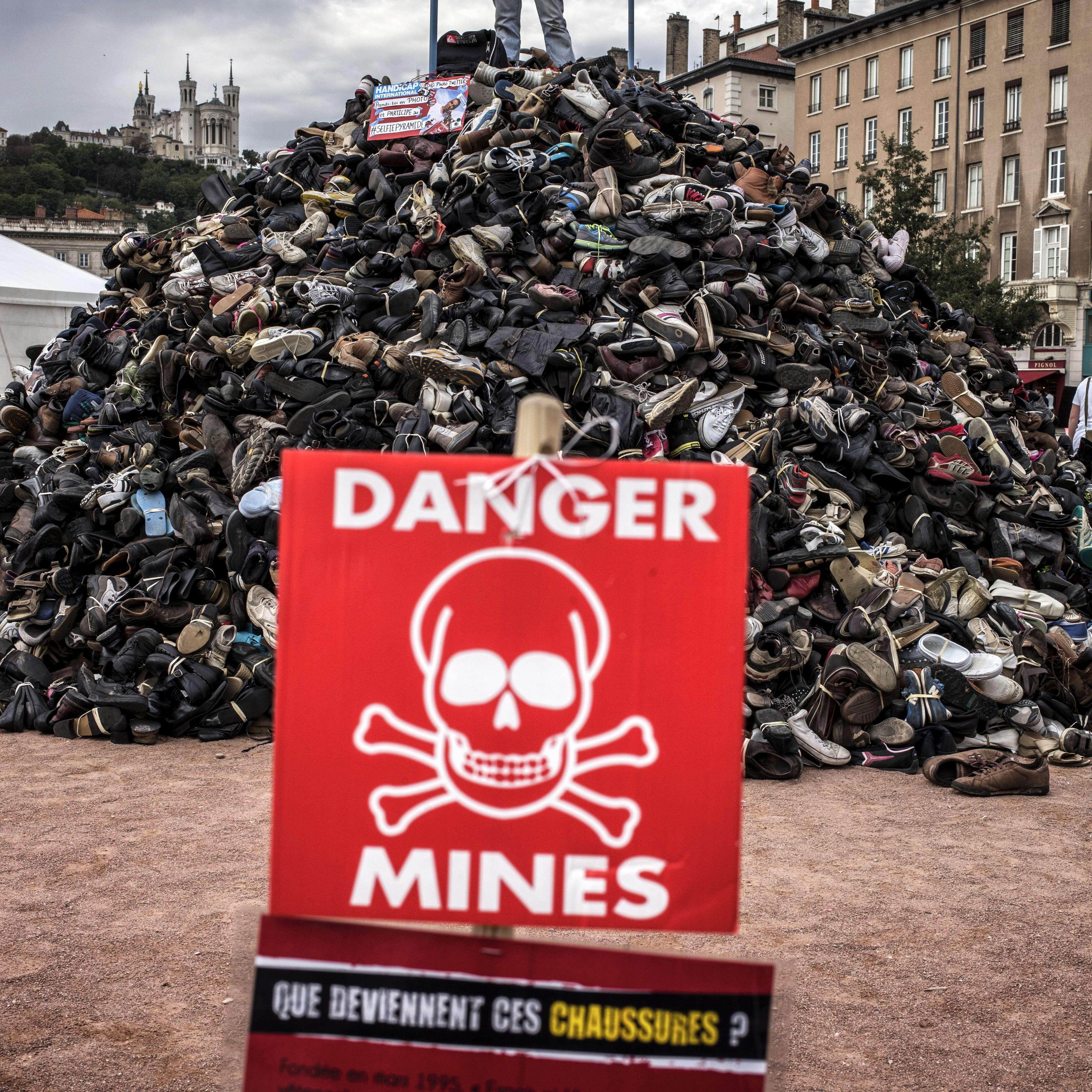 FRANCE-HANDICAP-MINE-NGO-DEMO