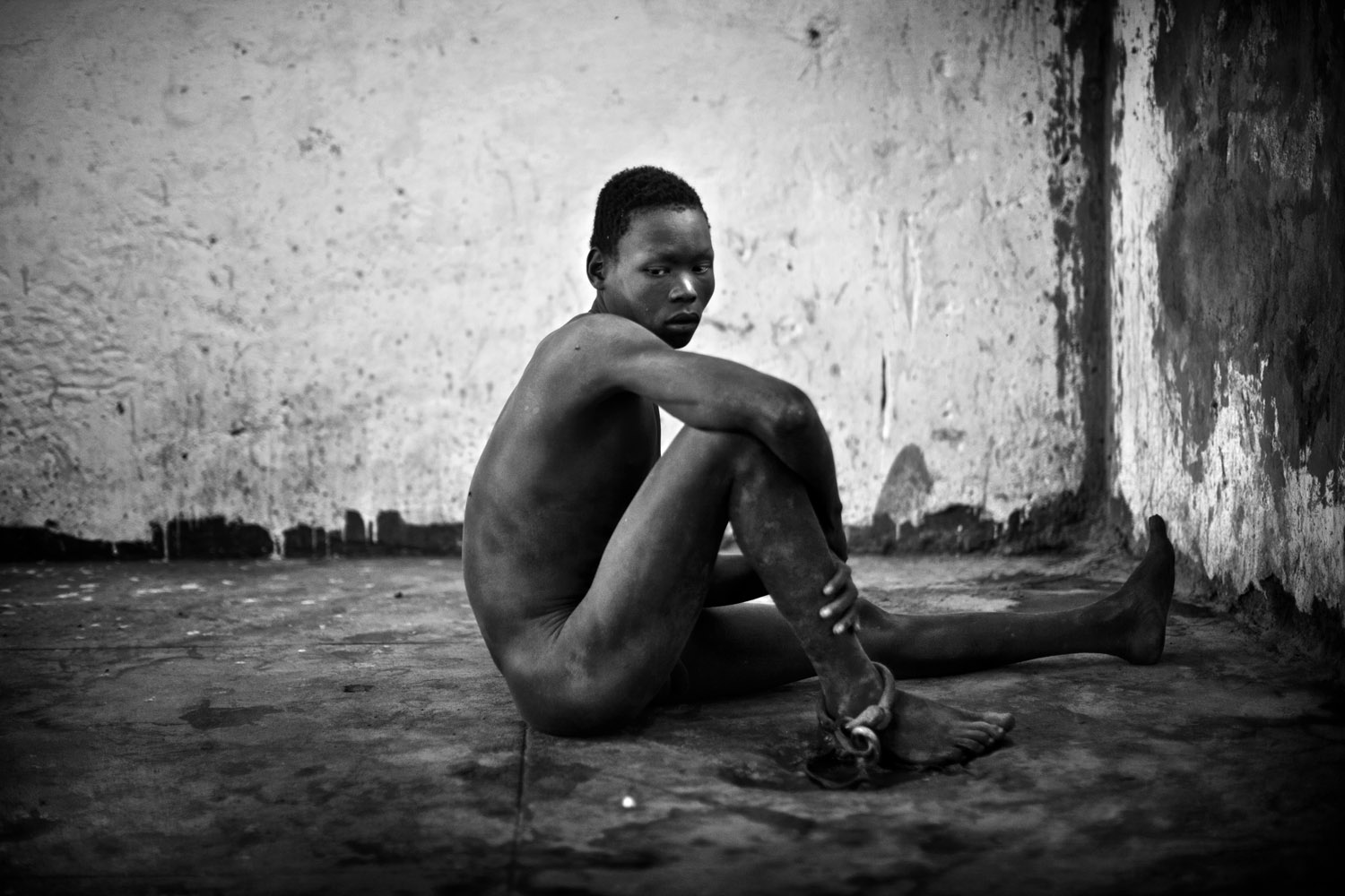 Severely mentally disabled men and women are shackled and locked away in Juba Central Prison for years on end. The new nation of South Sudan faces a tremendous challenge to build a modern country capable of caring for all of its citizens. Juba, Sudan. Ja